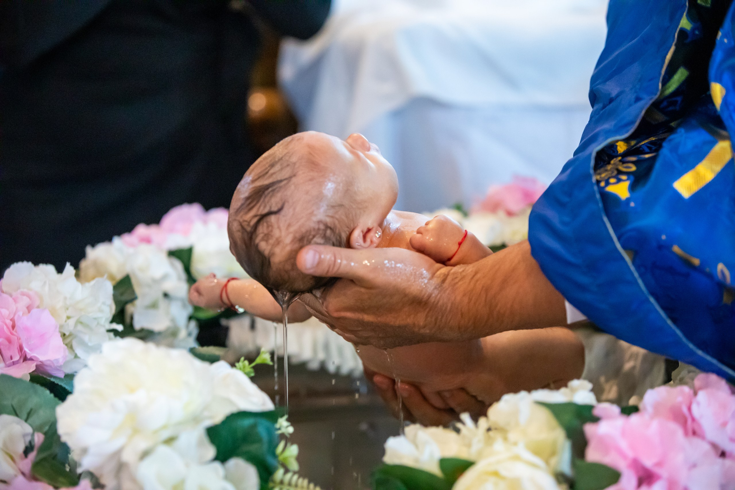 “Bebeluș botezat în biserică, ținut în brațe de nași” • “Detaliu cu lumânarea de botez decorată cu flori albe” • “Părinți emoționați alături de copilul lor la ceremonia de botez” • “Masa festivă de botez cu decor tematic și tort personalizat” • “Momentul în care preotul toarnă apă sfințită pe fruntea bebelușului” “Bebeluș în rochie albă de botez, zâmbind în brațele mamei” • “Detaliu cu cruciulița de botez așezată pe o pernă de satin” • “Părinți și nași aprinzând lumânările în timpul ceremoniei de botez” • “Tort de botez decorat cu figurine tematice și numele copilului” • “Copil botezat dormind liniștit în pătuțul decorat festiv” • “Momentul în care preotul binecuvântează copilul în fața altarului” • “Invitați adunându-se în jurul mesei festive la petrecerea de botez” • “Bebeluș ținând în mână o jucărie personalizată primită la botez” • “Familie fericită pozând împreună după ceremonia de botez” • “Decor tematic cu baloane și flori la locația petrecerii de botez” fotograf Botoșani fotograf evenimente fotograf botez Alin Chirila fotograf alinofotostudio,- Preotul ținându-l pe micuțul Mathias Gabriel la botez, în biserica Înălțarea Domnului, Copălău - Detalii de la botezul lui Mathias – lumânare, trusou și icoană - Familia lui Mathias Gabriel alături de micuț, în ziua botezului - Portret emoționant cu mama și bebelușul în brațe, în biserică,fotograf profesionist evenimente Botoșani, Iași, Suceava, Fălticeni, Bacău, Pașcani, Roman - AlinoFotoStudio by Alin Chirilă - servicii foto nuntă, botez, cununie, ședințe foto creative, albume personalizate, fotografii emoționante și calitative pentru cele mai importante momente din viață,fotograf nuntă Botoșani Alin Chirilă, ședință foto botez Iași - AlinoFotoStudio, servicii fotograf profesionist evenimente Suceava, fotograf cununie civilă Fălticeni - Alin Chirilă, album foto nuntă personalizat Bacău.“Bebeluș botezat în biserică, ținut în brațe de nași” • “Detaliu cu lumânarea de botez decorată cu flori albe” • “Părinți emoționați alături de copilul lor la ceremonia de botez” • “Masa festivă de botez cu decor tematic și tort personalizat” • “Momentul în care preotul toarnă apă sfințită pe fruntea bebelușului” “Bebeluș în rochie albă de botez, zâmbind în brațele mamei” • “Detaliu cu cruciulița de botez așezată pe o pernă de satin” • “Părinți și nași aprinzând lumânările în timpul ceremoniei de botez” • “Tort de botez decorat cu figurine tematice și numele copilului” • “Copil botezat dormind liniștit în pătuțul decorat festiv” • “Momentul în care preotul binecuvântează copilul în fața altarului” • “Invitați adunându-se în jurul mesei festive la petrecerea de botez” • “Bebeluș ținând în mână o jucărie personalizată primită la botez” • “Familie fericită pozând împreună după ceremonia de botez” • “Decor tematic cu baloane și flori la locația petrecerii de botez” fotograf Botoșani fotograf evenimente fotograf botez Alin Chirila fotograf alinofotostudio.fotograf botez Amelis Maria, fotografie botez Botoșani, fotograf Alin Chirilă, amintiri botez, fotografii botez, botez Amelis Maria, fotograf copii, fotografie botez în Botoșani,