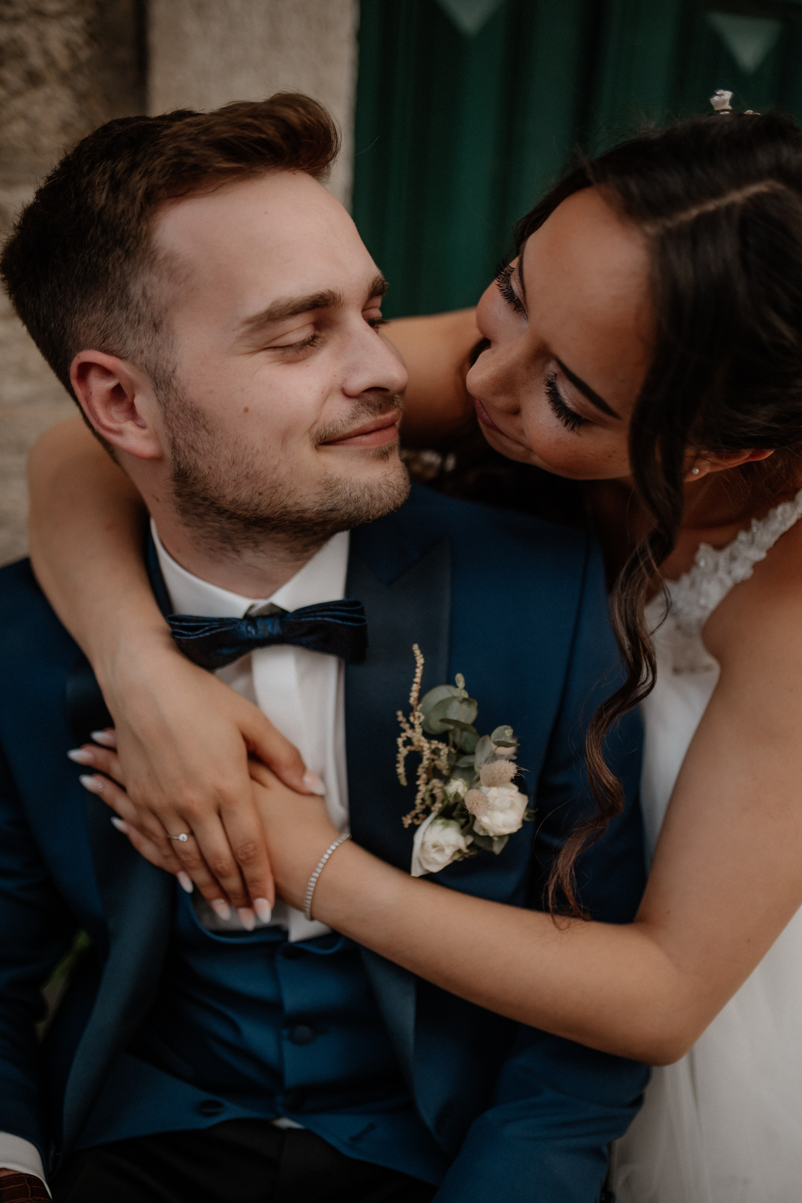 Emotionale Brautpaarporträts – Braut und Bräutigam teilen einen innigen Blick
