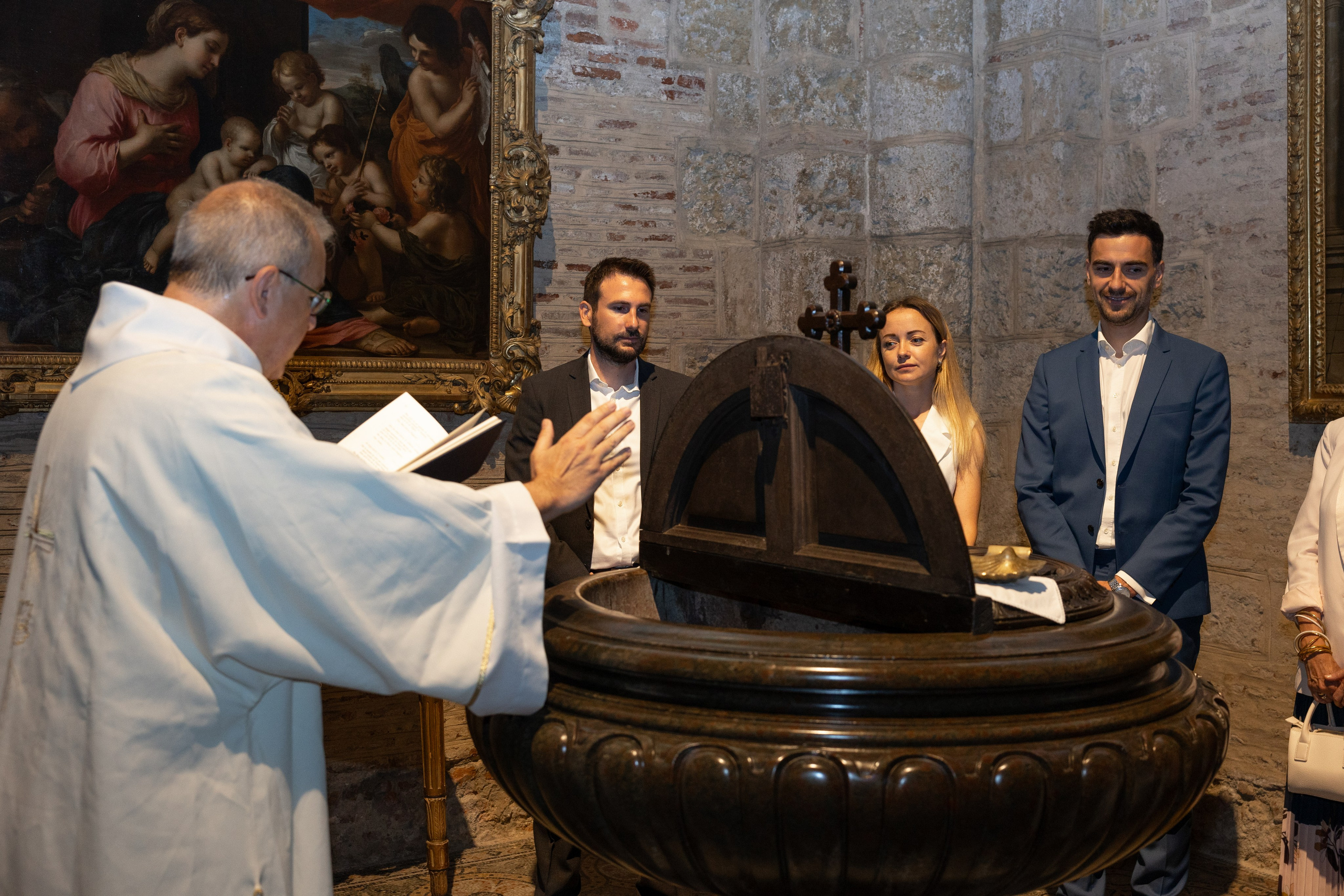 The Baptism of Diana in the Church of Saint-Sernin in Toulouse. Евгения Смирнова — фотограф в Тулузе и юго-западной Франции