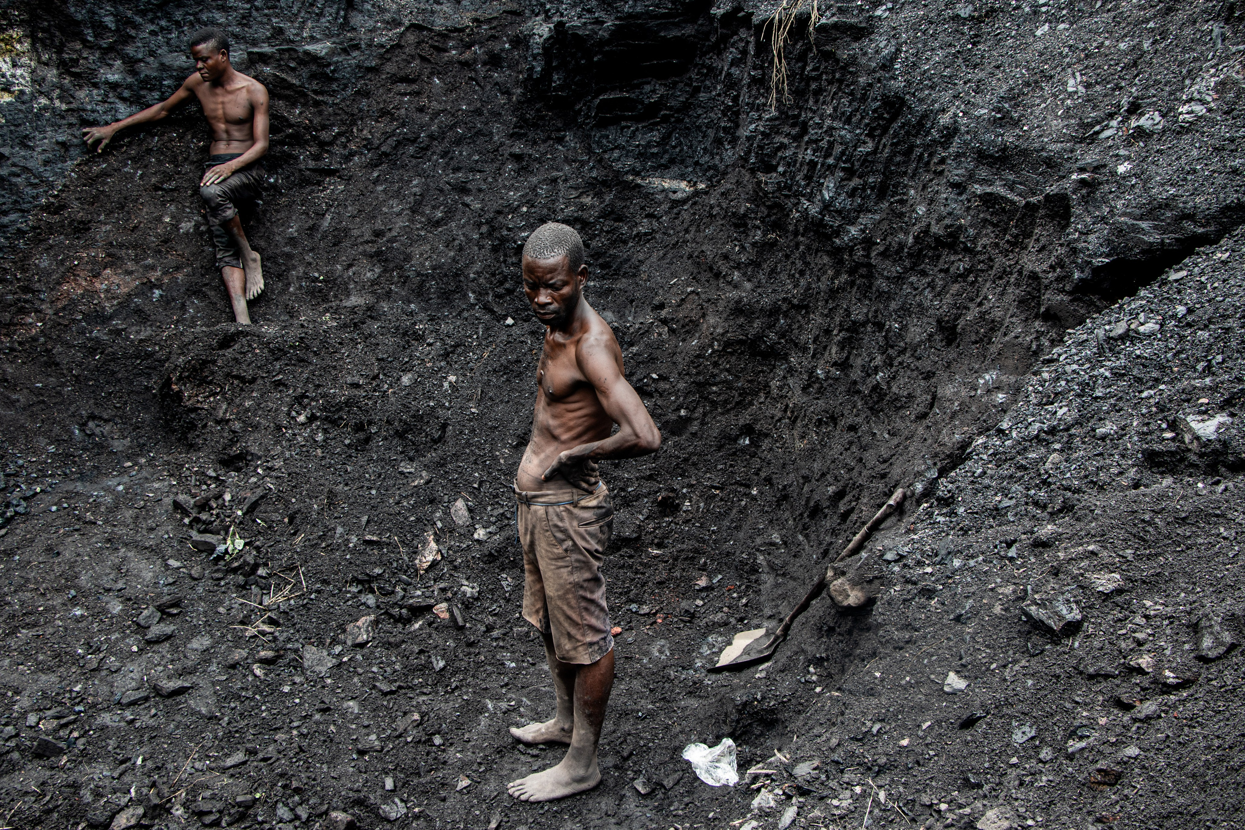 À côté des géants industriels comme Vulcan ou, auparavant, Vale, coexistent des petites mines artisanales, souvent exploitées par des habitants locaux. Parmi elles, Chipanga 7 est l’une des plus connues. Nichée à quelques kilomètres du centre de Moatize, cette mine artisanale incarne une forme de survie économique dans un contexte de pauvreté extrême et de dépossession.