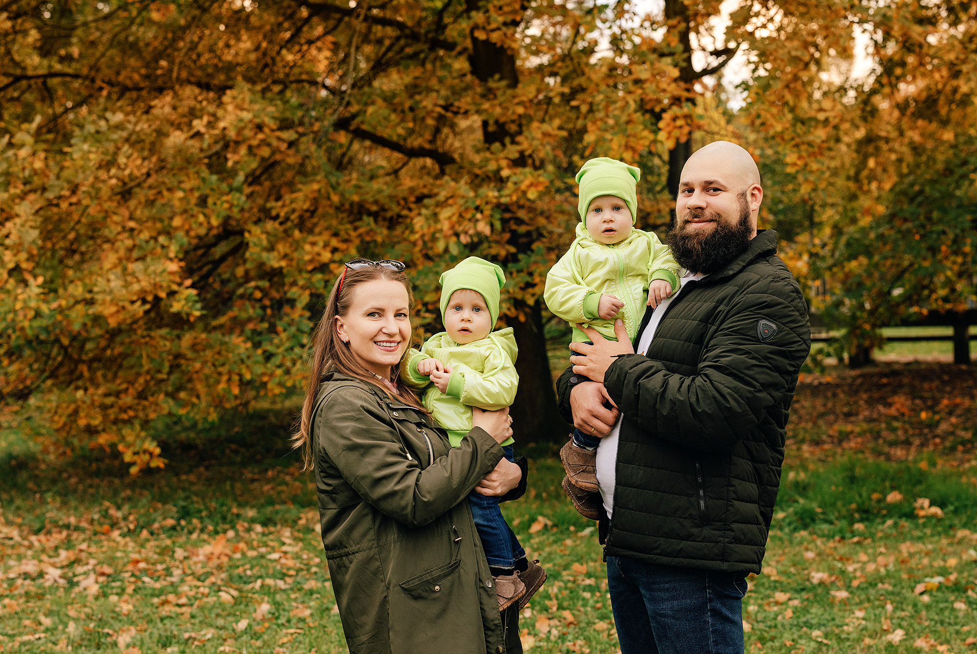 Анна с семьей в парке. Семейный и свадебный фотограф в Праге Наталья Федори