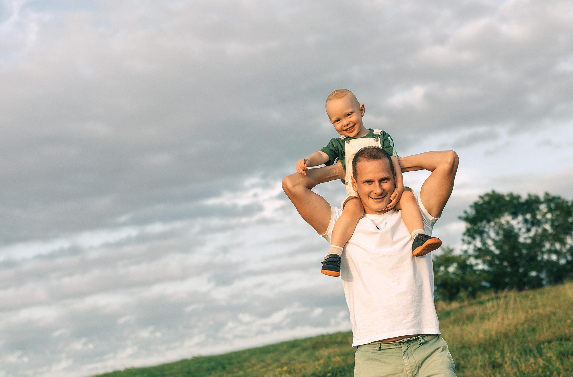 Таня, Андрей и Павел на вечерней прогулке. Rodinný a svatební fotograf v Praze