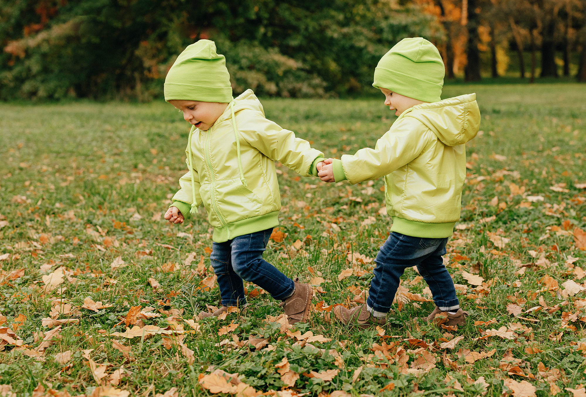 Анна с семьей в парке. Семейный и свадебный фотограф в Праге Наталья Федори
