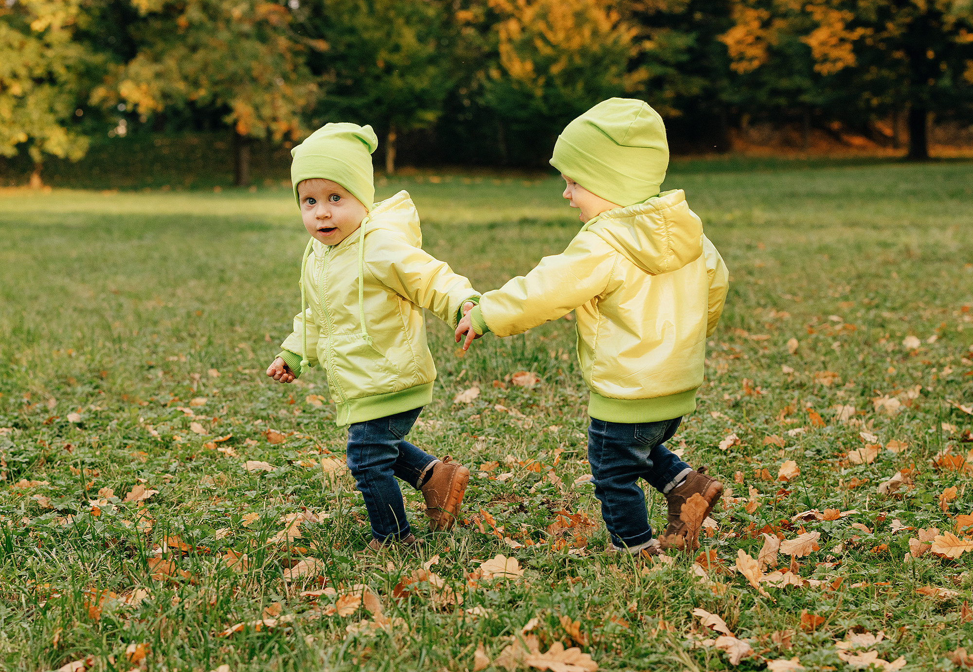 Анна с семьей в парке. Семейный и свадебный фотограф в Праге Наталья Федори