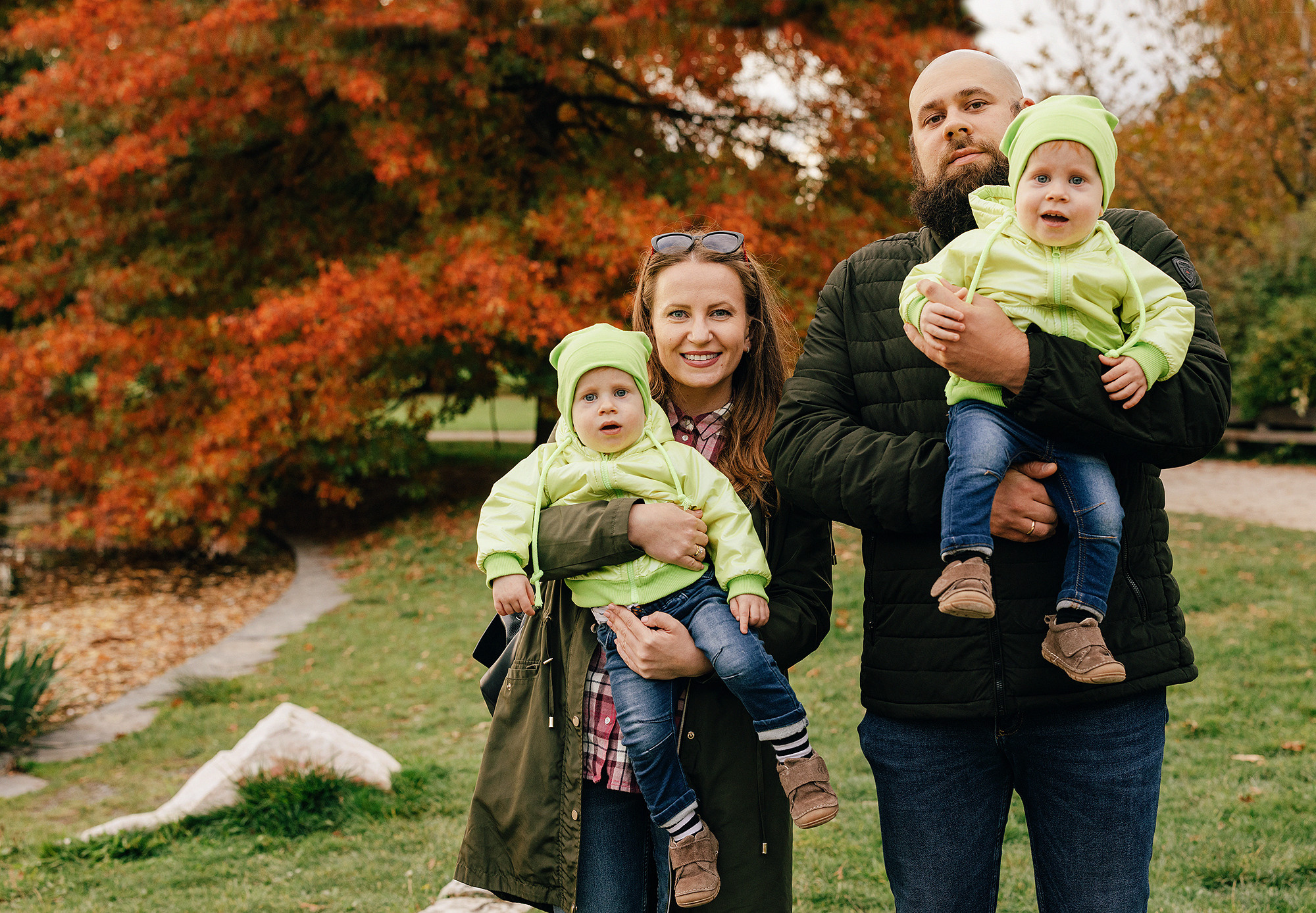 Анна с семьей в парке. Семейный и свадебный фотограф в Праге Наталья Федори