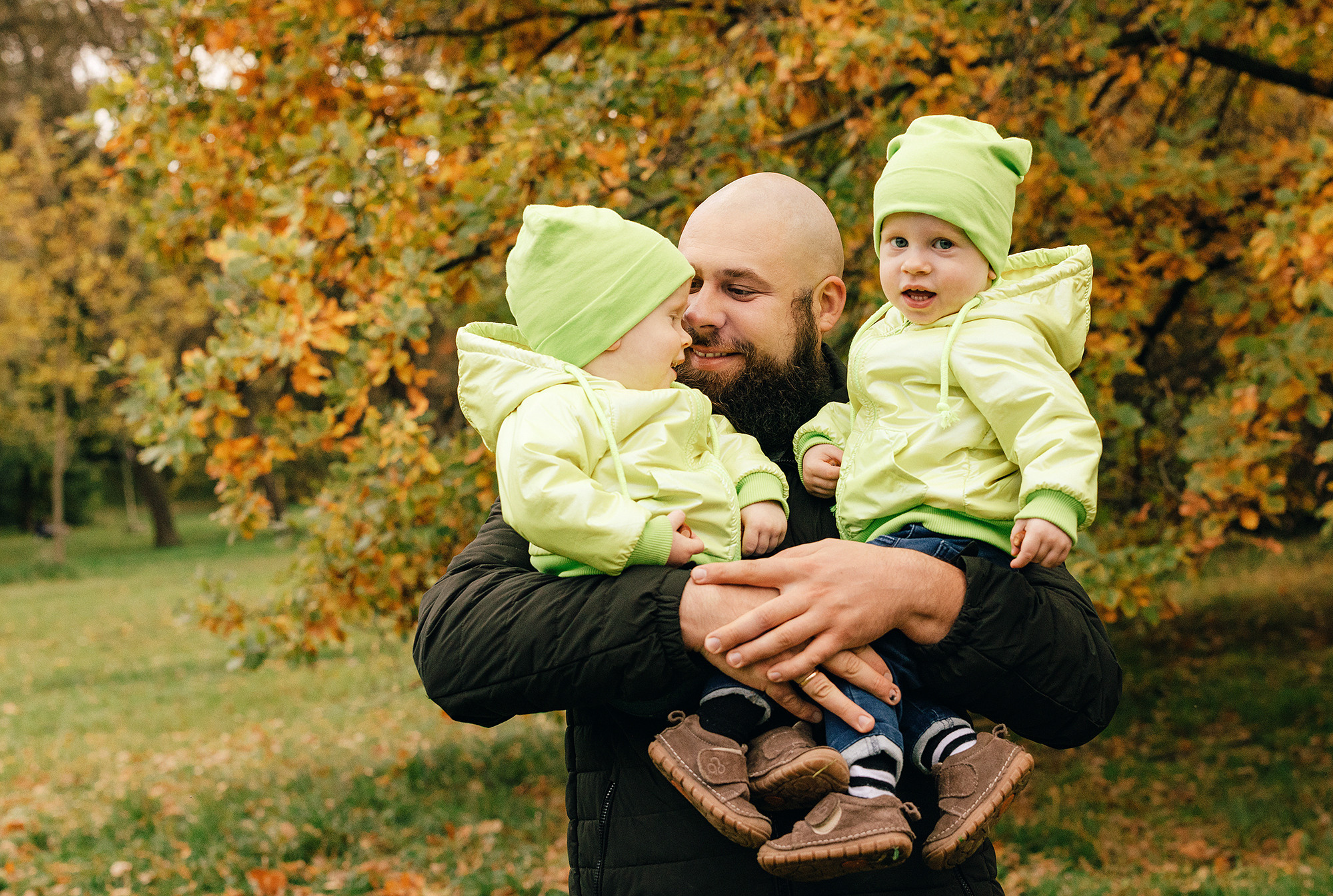 Анна с семьей в парке. Семейный и свадебный фотограф в Праге Наталья Федори