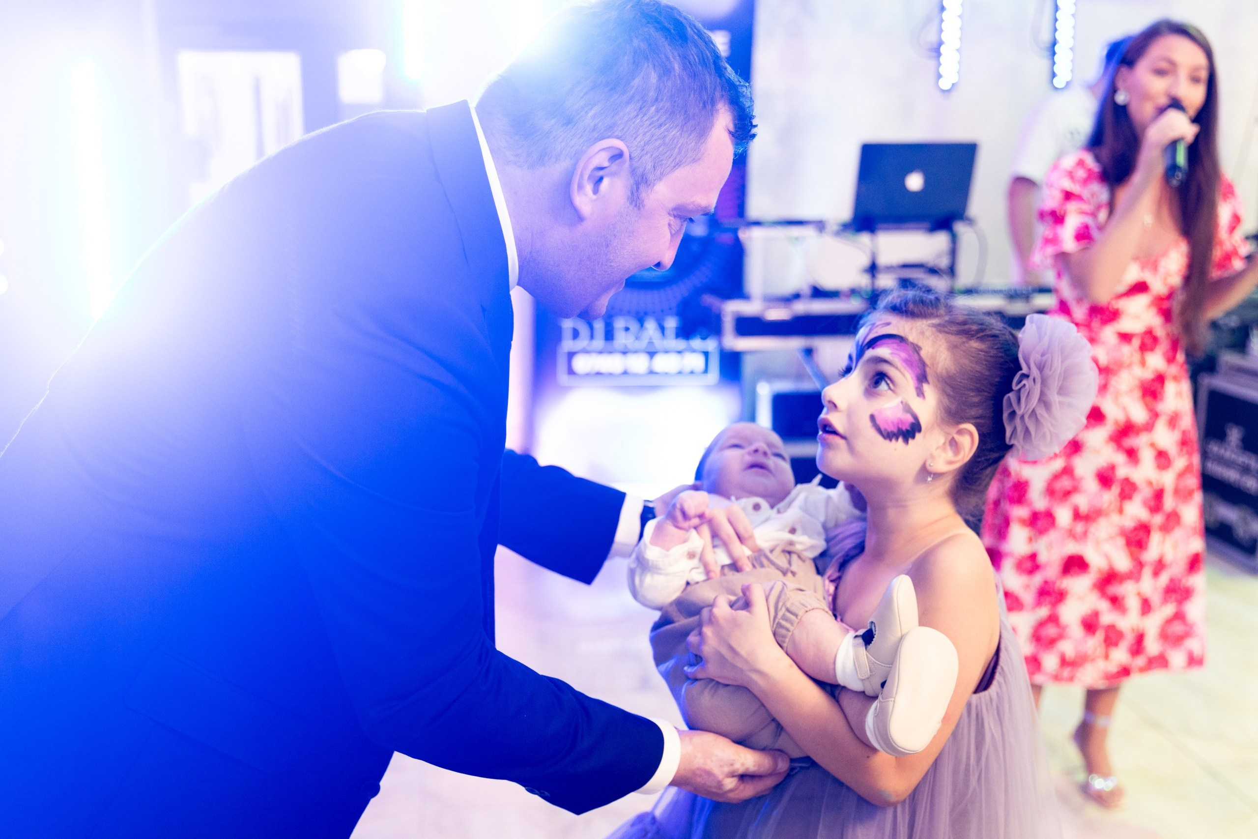 fotograf botez , fotografie botez Botoșani, fotograf Alin Chirilă, amintiri botez, fotografii botez, botez Miruna Parascheva, fotograf copii, fotografie botez în Botoșani-alt="botez , fotografie botez Alin Chirilă, amintiri botez, fotografii emoționante botez Botoșani"-- fotografii-botez-bebelus- amintiri-botez-micuț- moment-sfânt-crestinare- fotografie-emotionanta-botez- detalii-botez-bebelusi- parinti-fericiti-la-botez- fotograf-botez-profesionist- botez-in-biserica-ortodoxa- micuț-botezat-cu-emoție- zâmbete-și-lacrimi-la-botez- bebeluș-la-cristelniță- decor-botez-colorat- botez-cu-dragoste-și-credință- emotie-pura-la-botez- fotograf-botez-botosani- botez-iasi-suceava-fotograf- amintiri-nepretuite-botez-- Preotul ținându-l pe micuțul Mathias Gabriel la botez, în biserica Înălțarea Domnului, Copălău - Detalii de la botezul lui Mathias – lumânare, trusou și icoană - Familia lui Mathias Gabriel alături de micuț, în ziua botezului - Portret emoționant cu mama și bebelușul în brațe, în biserică,fotograf profesionist evenimente Botoșani, Iași, Suceava, Fălticeni, Bacău, Pașcani, Roman - AlinoFotoStudio by Alin Chirilă - servicii foto nuntă, botez, cununie, ședințe foto creative, albume personalizate, fotografii emoționante și calitative pentru cele mai importante momente din viață,fotograf nuntă Botoșani Alin Chirilă, ședință foto botez Iași - AlinoFotoStudio, servicii fotograf profesionist evenimente Suceava, fotograf cununie civilă Fălticeni - Alin Chirilă, album foto nuntă personalizat Bacău.“Bebeluș botezat în biserică, ținut în brațe de nași” • “Detaliu cu lumânarea de botez decorată cu flori albe” • “Părinți emoționați alături de copilul lor la ceremonia de botez” • “Masa festivă de botez cu decor tematic și tort personalizat” • “Momentul în care preotul toarnă apă sfințită pe fruntea bebelușului” “Bebeluș în rochie albă de botez, zâmbind în brațele mamei” • “Detaliu cu cruciulița de botez așezată pe o pernă de satin” • “Părinți și nași aprinzând lumânările în timpul ceremoniei de botez” • “Tort de botez decorat cu figurine tematice și numele copilului” • “Copil botezat dormind liniștit în pătuțul decorat festiv” • “Momentul în care preotul binecuvântează copilul în fața altarului” • “Invitați adunându-se în jurul mesei festive la petrecerea de botez” • “Bebeluș ținând în mână o jucărie personalizată primită la botez” • “Familie fericită pozând împreună după ceremonia de botez” • “Decor tematic cu baloane și flori la locația petrecerii de botez” fotograf Botoșani fotograf evenimente fotograf botez Alin Chirila fotograf alinofotostudio.fotograf botez Amelis Maria, fotografie botez Botoșani, fotograf Alin Chirilă, amintiri botez, fotografii botez, botez Amelis Maria, fotograf copii, fotografie botez în Botoșani,