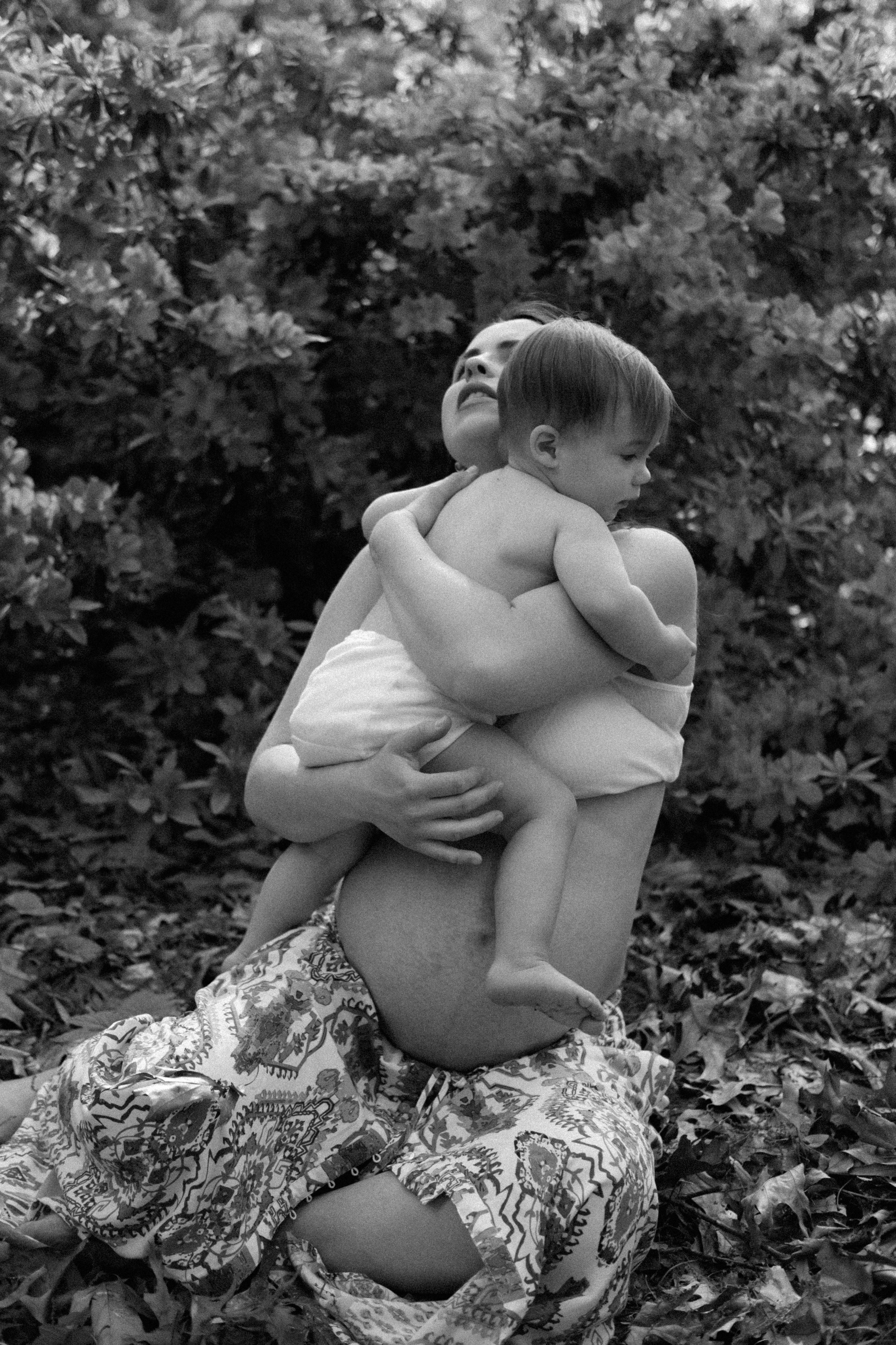 Spring Maternity Session at Bryan Park in Richmond, VA. Family Photographer Anna Dobrovolskaia | Richmond, VA