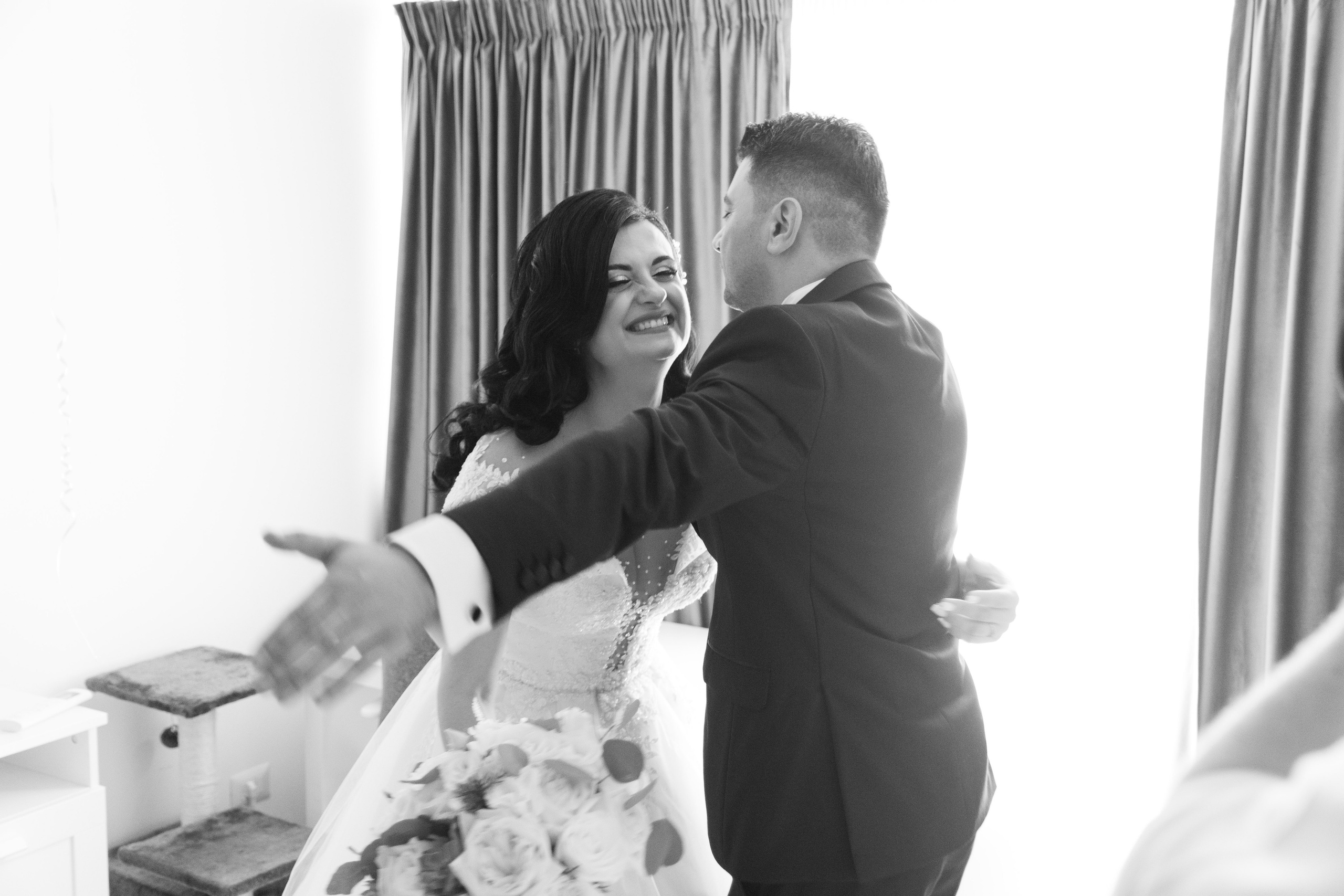 fotograf nuntă, căsătorie, mireasă, mire, ceremonie, petrecere, fotograf eveniment, organizare, planificare, decor, tematică, buget, invitație, rochie de mireasă, costum de mire, verighete, luna de miere, dragoste, fericire, voal, buchet, machiaj, coafură, accesorii, pantofi, portret, costum de mire, butoniere, cravată, pantofi, portret, cuplu, fotograf biserică, altar, flori, lumânări, schimbul de verighete, sărut