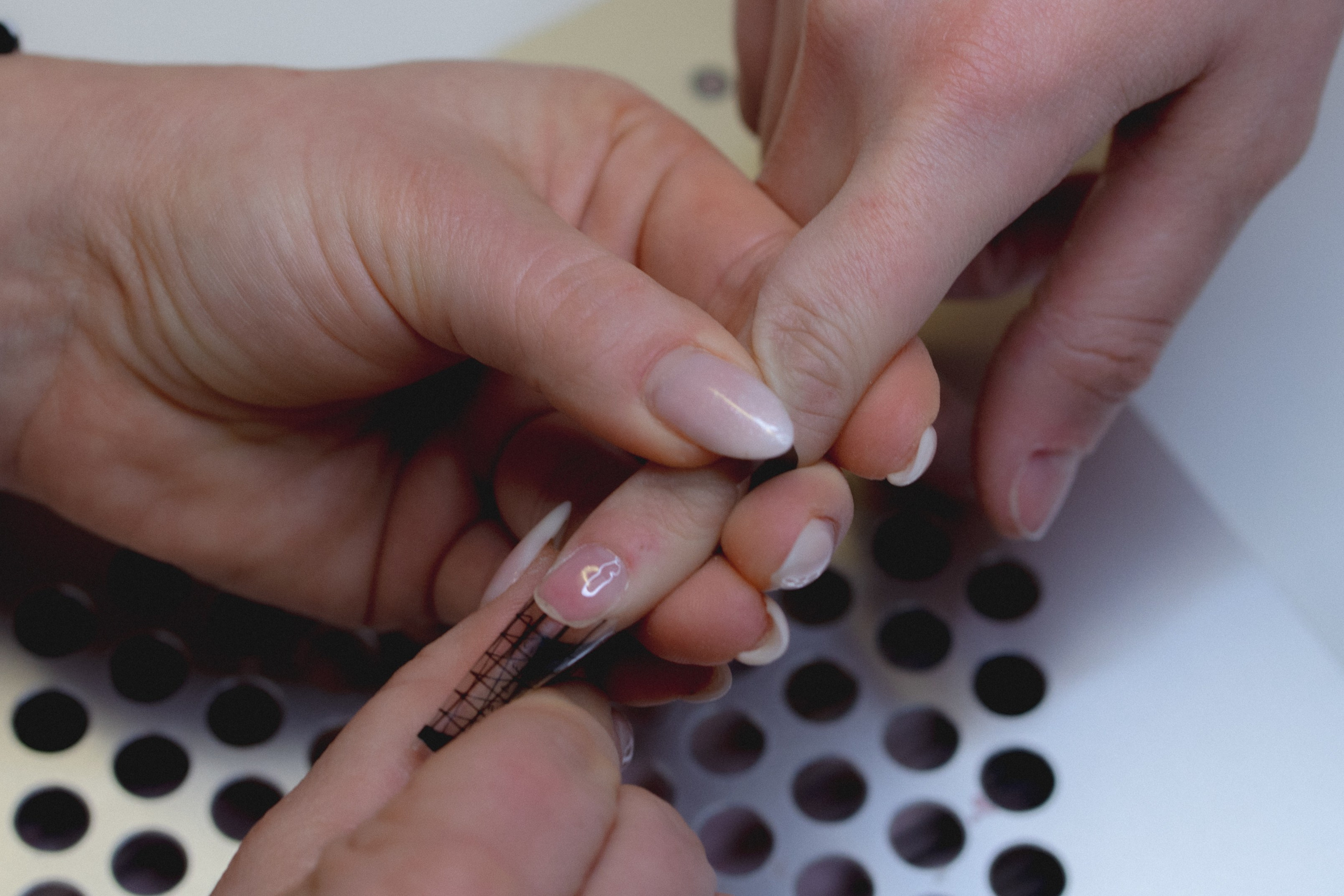 Professionelle Nagelmodellierungs-Schulungen in Stuttgart Gel-Lack-System & Maniküre-Kurse | Beauty Academy Stuttgart Kombi-Maniküre & Pedik. Beauty Studio Perfekto