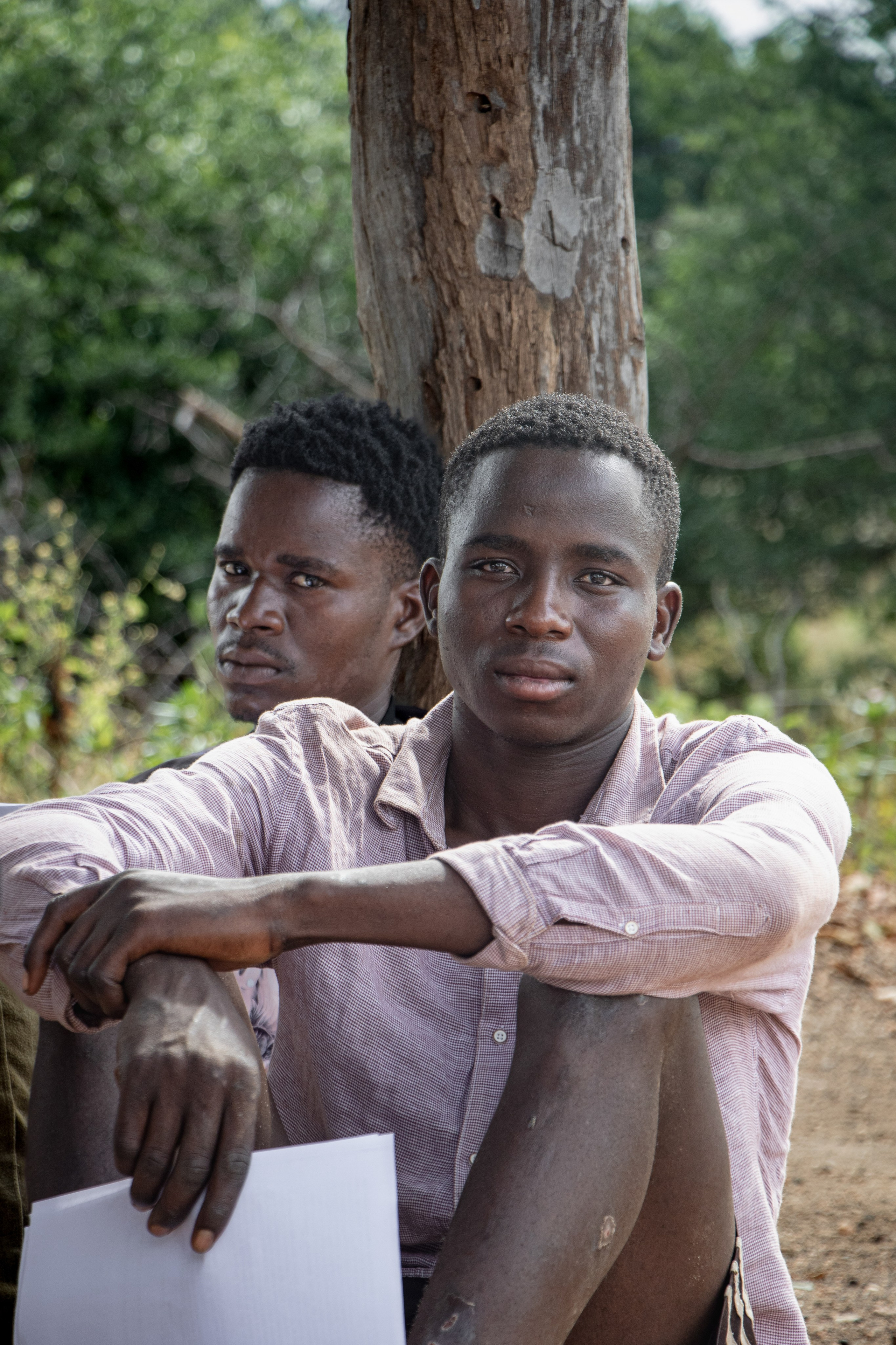 Malgré la présence policière et les intimidations, les habitants poursuivent leurs réunions. Sur cette photo, ils discutent de la déclaration des communautés riveraines du Zambèze, unies contre le barrage Mphanda Nkuwa. L’ONU l’a qualifié de “probablement le plus grand projet de barrage le moins acceptable sur le plan environnemental en Afrique”, avec une empreinte carbone élevée, en contradiction avec les objectifs climatiques.