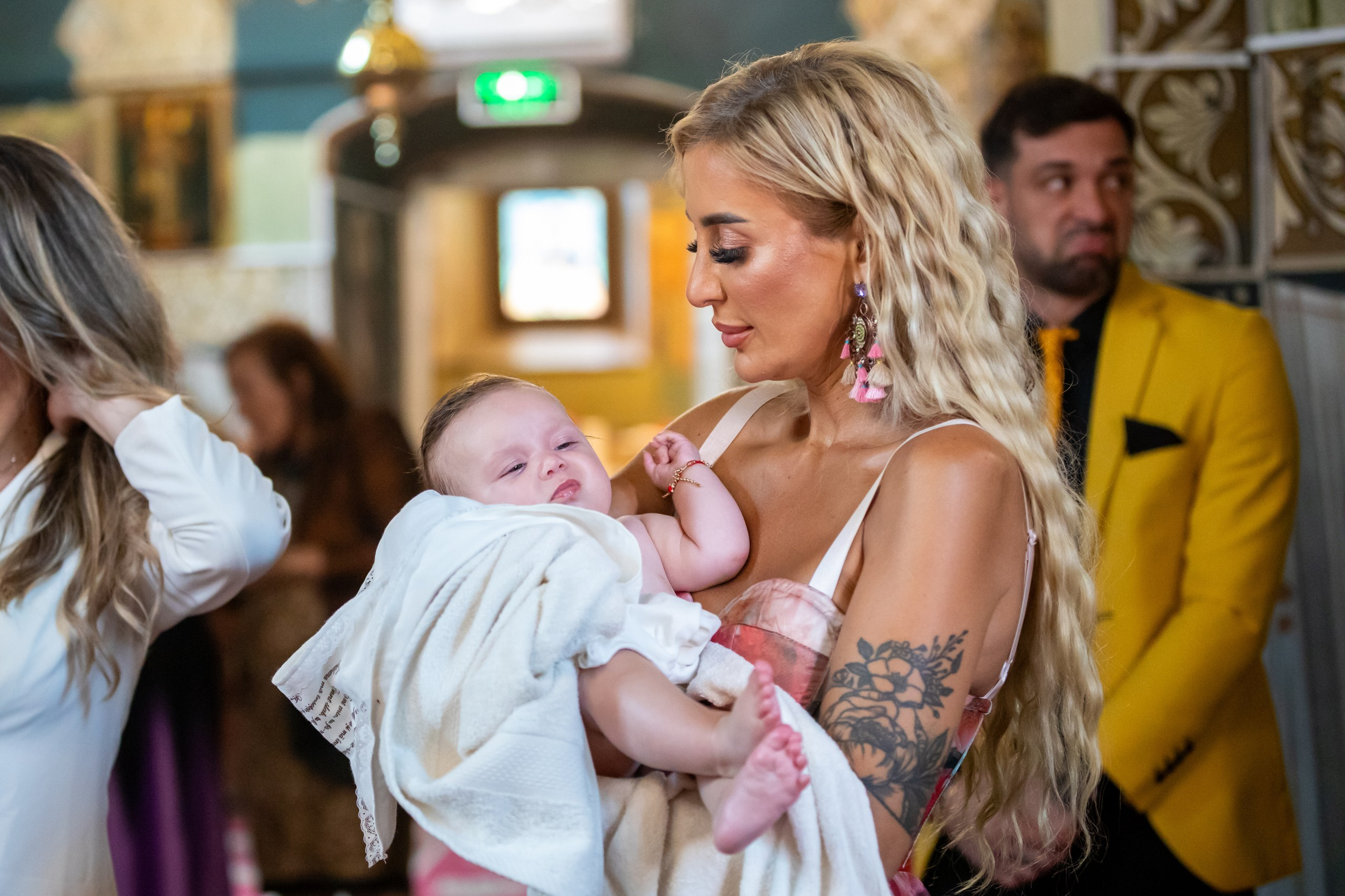 fotograf botez , fotografie botez Botoșani, fotograf Alin Chirilă, amintiri botez, fotografii botez, botez Miruna Parascheva, fotograf copii, fotografie botez în Botoșani-alt="botez , fotografie botez Alin Chirilă, amintiri botez, fotografii emoționante botez Botoșani"-- fotografii-botez-bebelus- amintiri-botez-micuț- moment-sfânt-crestinare- fotografie-emotionanta-botez- detalii-botez-bebelusi- parinti-fericiti-la-botez- fotograf-botez-profesionist- botez-in-biserica-ortodoxa- micuț-botezat-cu-emoție- zâmbete-și-lacrimi-la-botez- bebeluș-la-cristelniță- decor-botez-colorat- botez-cu-dragoste-și-credință- emotie-pura-la-botez- fotograf-botez-botosani- botez-iasi-suceava-fotograf- amintiri-nepretuite-botez-- Preotul ținându-l pe micuțul Mathias Gabriel la botez, în biserica Înălțarea Domnului, Copălău - Detalii de la botezul lui Mathias – lumânare, trusou și icoană - Familia lui Mathias Gabriel alături de micuț, în ziua botezului - Portret emoționant cu mama și bebelușul în brațe, în biserică,fotograf profesionist evenimente Botoșani, Iași, Suceava, Fălticeni, Bacău, Pașcani, Roman - AlinoFotoStudio by Alin Chirilă - servicii foto nuntă, botez, cununie, ședințe foto creative, albume personalizate, fotografii emoționante și calitative pentru cele mai importante momente din viață,fotograf nuntă Botoșani Alin Chirilă, ședință foto botez Iași - AlinoFotoStudio, servicii fotograf profesionist evenimente Suceava, fotograf cununie civilă Fălticeni - Alin Chirilă, album foto nuntă personalizat Bacău.“Bebeluș botezat în biserică, ținut în brațe de nași” • “Detaliu cu lumânarea de botez decorată cu flori albe” • “Părinți emoționați alături de copilul lor la ceremonia de botez” • “Masa festivă de botez cu decor tematic și tort personalizat” • “Momentul în care preotul toarnă apă sfințită pe fruntea bebelușului” “Bebeluș în rochie albă de botez, zâmbind în brațele mamei” • “Detaliu cu cruciulița de botez așezată pe o pernă de satin” • “Părinți și nași aprinzând lumânările în timpul ceremoniei de botez” • “Tort de botez decorat cu figurine tematice și numele copilului” • “Copil botezat dormind liniștit în pătuțul decorat festiv” • “Momentul în care preotul binecuvântează copilul în fața altarului” • “Invitați adunându-se în jurul mesei festive la petrecerea de botez” • “Bebeluș ținând în mână o jucărie personalizată primită la botez” • “Familie fericită pozând împreună după ceremonia de botez” • “Decor tematic cu baloane și flori la locația petrecerii de botez” fotograf Botoșani fotograf evenimente fotograf botez Alin Chirila fotograf alinofotostudio.fotograf botez Amelis Maria, fotografie botez Botoșani, fotograf Alin Chirilă, amintiri botez, fotografii botez, botez Amelis Maria, fotograf copii, fotografie botez în Botoșani,