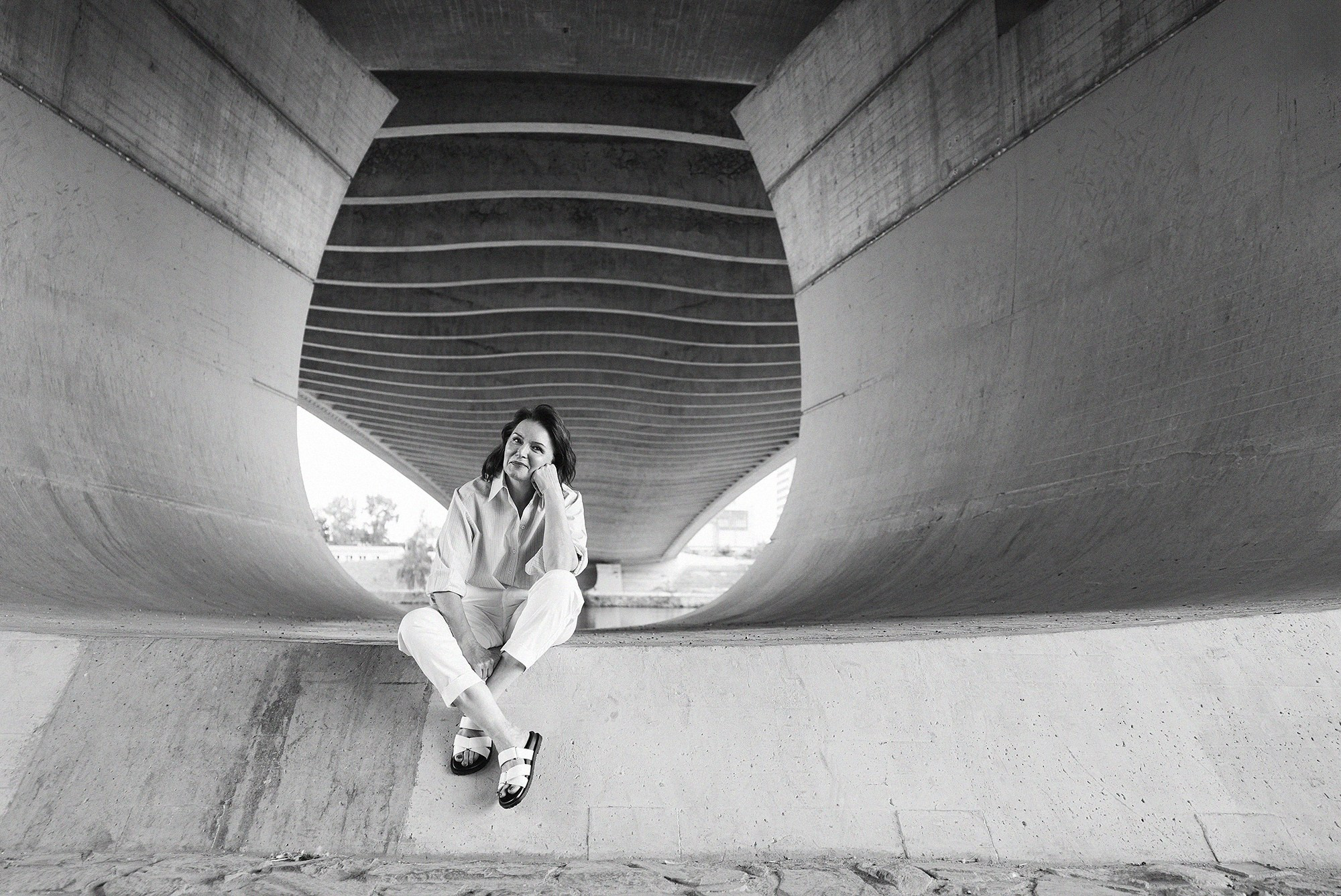 Elena in Troja bridge. Rodinný a svatební fotograf v Praze