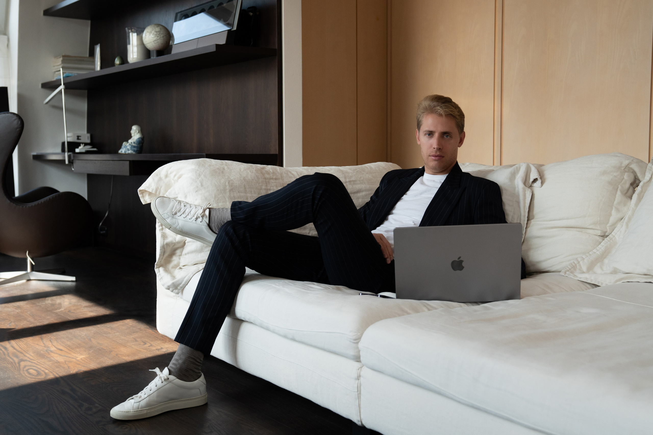 Professioneller Studiofotograf in München – Fotos, Content Creation, Shooting für jeden Anlass. Fotostudio Aesthetic Space in München. Fotostudio mieten ab 1 Stunde