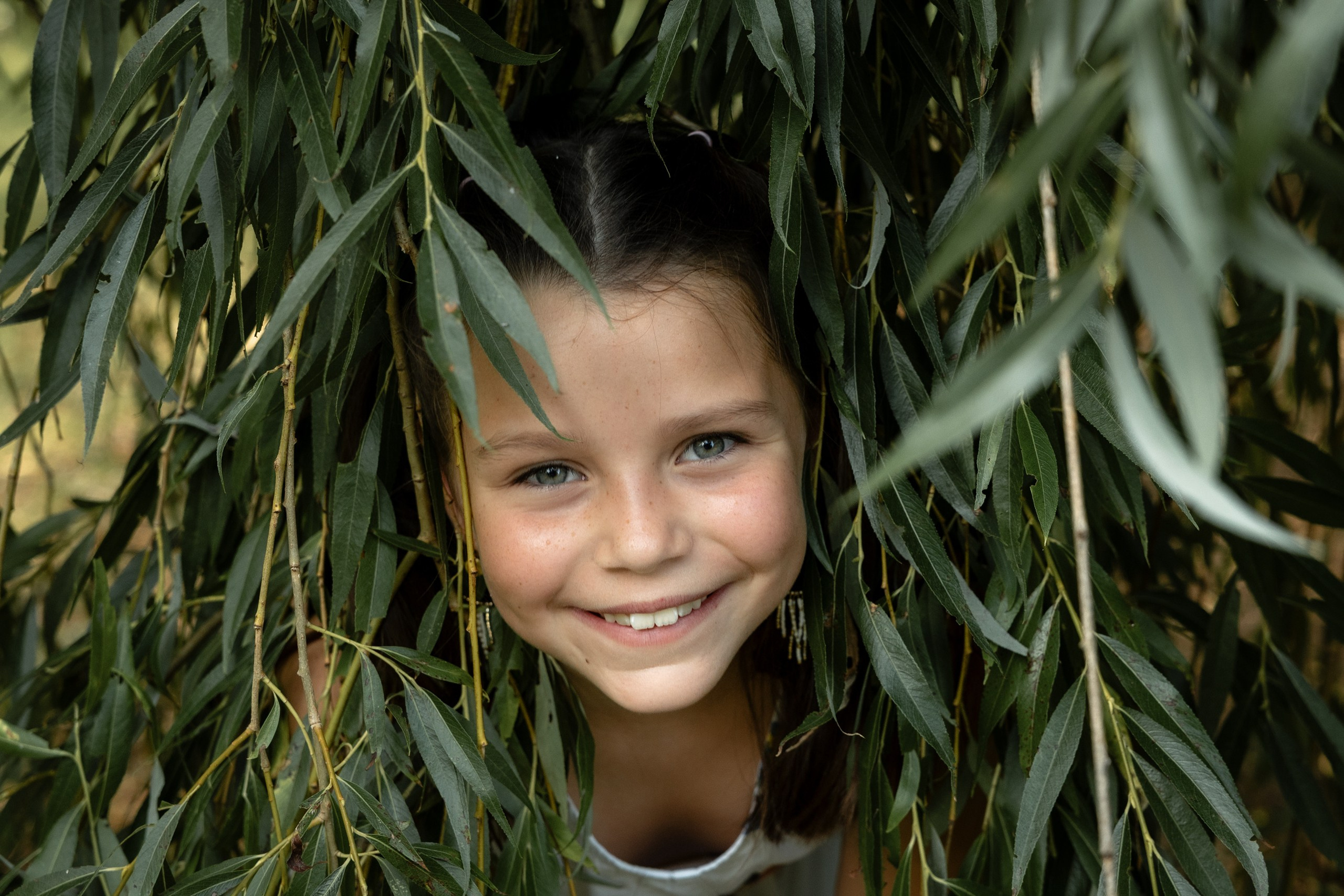 Family photoshoot in Parc du Cabirol, Colomiers. Eugenie Smirnova — wedding, corporate and lifestyle photographer in Toulouse and Southwest France