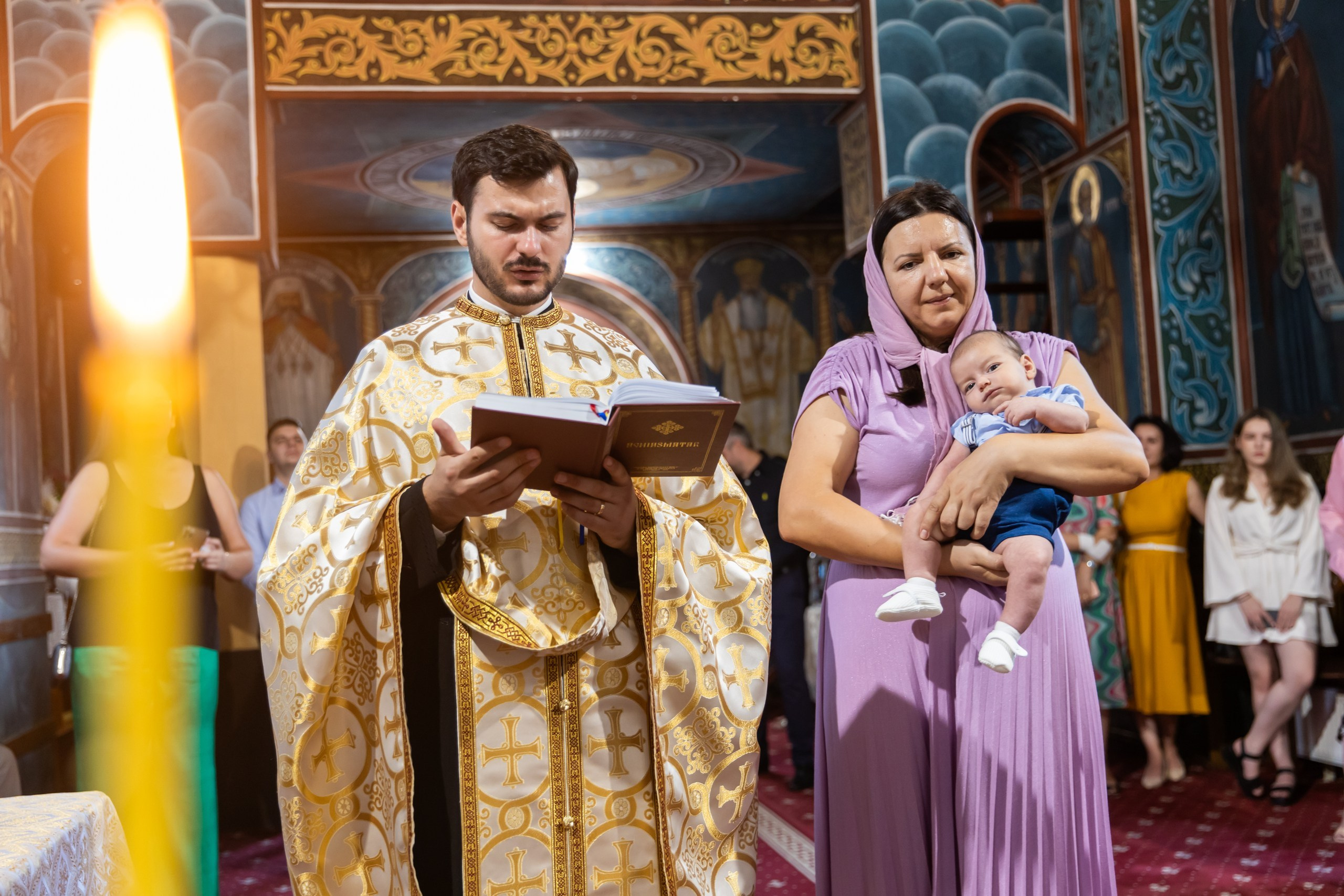 fotograf botez , fotografie botez Botoșani, fotograf Alin Chirilă, amintiri botez, fotografii botez, botez Miruna Parascheva, fotograf copii, fotografie botez în Botoșani-alt="botez , fotografie botez Alin Chirilă, amintiri botez, fotografii emoționante botez Botoșani"-- fotografii-botez-bebelus- amintiri-botez-micuț- moment-sfânt-crestinare- fotografie-emotionanta-botez- detalii-botez-bebelusi- parinti-fericiti-la-botez- fotograf-botez-profesionist- botez-in-biserica-ortodoxa- micuț-botezat-cu-emoție- zâmbete-și-lacrimi-la-botez- bebeluș-la-cristelniță- decor-botez-colorat- botez-cu-dragoste-și-credință- emotie-pura-la-botez- fotograf-botez-botosani- botez-iasi-suceava-fotograf- amintiri-nepretuite-botez-- Preotul ținându-l pe micuțul Mathias Gabriel la botez, în biserica Înălțarea Domnului, Copălău - Detalii de la botezul lui Mathias – lumânare, trusou și icoană - Familia lui Mathias Gabriel alături de micuț, în ziua botezului - Portret emoționant cu mama și bebelușul în brațe, în biserică,fotograf profesionist evenimente Botoșani, Iași, Suceava, Fălticeni, Bacău, Pașcani, Roman - AlinoFotoStudio by Alin Chirilă - servicii foto nuntă, botez, cununie, ședințe foto creative, albume personalizate, fotografii emoționante și calitative pentru cele mai importante momente din viață,fotograf nuntă Botoșani Alin Chirilă, ședință foto botez Iași - AlinoFotoStudio, servicii fotograf profesionist evenimente Suceava, fotograf cununie civilă Fălticeni - Alin Chirilă, album foto nuntă personalizat Bacău.“Bebeluș botezat în biserică, ținut în brațe de nași” • “Detaliu cu lumânarea de botez decorată cu flori albe” • “Părinți emoționați alături de copilul lor la ceremonia de botez” • “Masa festivă de botez cu decor tematic și tort personalizat” • “Momentul în care preotul toarnă apă sfințită pe fruntea bebelușului” “Bebeluș în rochie albă de botez, zâmbind în brațele mamei” • “Detaliu cu cruciulița de botez așezată pe o pernă de satin” • “Părinți și nași aprinzând lumânările în timpul ceremoniei de botez” • “Tort de botez decorat cu figurine tematice și numele copilului” • “Copil botezat dormind liniștit în pătuțul decorat festiv” • “Momentul în care preotul binecuvântează copilul în fața altarului” • “Invitați adunându-se în jurul mesei festive la petrecerea de botez” • “Bebeluș ținând în mână o jucărie personalizată primită la botez” • “Familie fericită pozând împreună după ceremonia de botez” • “Decor tematic cu baloane și flori la locația petrecerii de botez” fotograf Botoșani fotograf evenimente fotograf botez Alin Chirila fotograf alinofotostudio.fotograf botez Amelis Maria, fotografie botez Botoșani, fotograf Alin Chirilă, amintiri botez, fotografii botez, botez Amelis Maria, fotograf copii, fotografie botez în Botoșani,