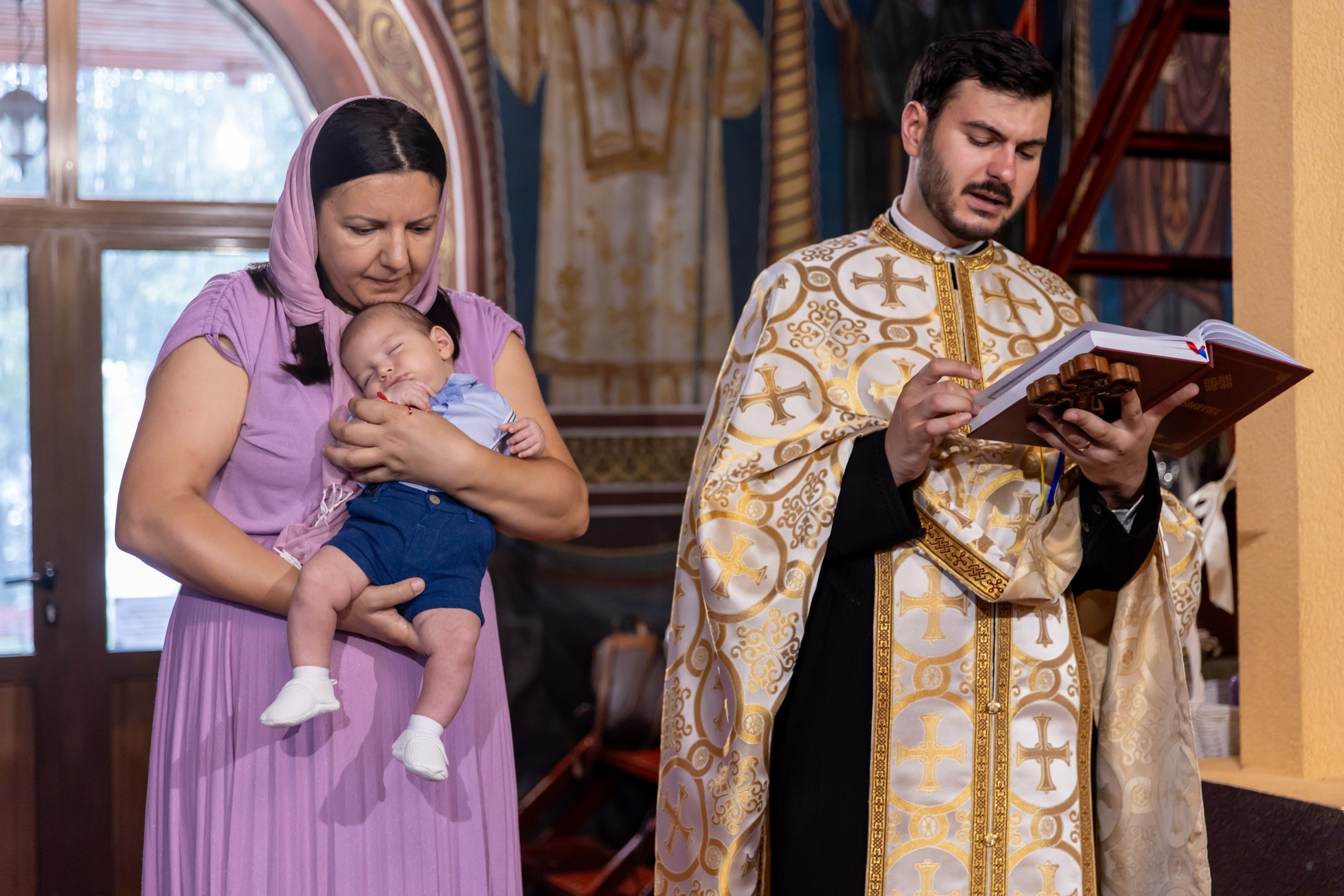 fotograf botez , fotografie botez Botoșani, fotograf Alin Chirilă, amintiri botez, fotografii botez, botez Miruna Parascheva, fotograf copii, fotografie botez în Botoșani-alt="botez , fotografie botez Alin Chirilă, amintiri botez, fotografii emoționante botez Botoșani"-- fotografii-botez-bebelus- amintiri-botez-micuț- moment-sfânt-crestinare- fotografie-emotionanta-botez- detalii-botez-bebelusi- parinti-fericiti-la-botez- fotograf-botez-profesionist- botez-in-biserica-ortodoxa- micuț-botezat-cu-emoție- zâmbete-și-lacrimi-la-botez- bebeluș-la-cristelniță- decor-botez-colorat- botez-cu-dragoste-și-credință- emotie-pura-la-botez- fotograf-botez-botosani- botez-iasi-suceava-fotograf- amintiri-nepretuite-botez-- Preotul ținându-l pe micuțul Mathias Gabriel la botez, în biserica Înălțarea Domnului, Copălău - Detalii de la botezul lui Mathias – lumânare, trusou și icoană - Familia lui Mathias Gabriel alături de micuț, în ziua botezului - Portret emoționant cu mama și bebelușul în brațe, în biserică,fotograf profesionist evenimente Botoșani, Iași, Suceava, Fălticeni, Bacău, Pașcani, Roman - AlinoFotoStudio by Alin Chirilă - servicii foto nuntă, botez, cununie, ședințe foto creative, albume personalizate, fotografii emoționante și calitative pentru cele mai importante momente din viață,fotograf nuntă Botoșani Alin Chirilă, ședință foto botez Iași - AlinoFotoStudio, servicii fotograf profesionist evenimente Suceava, fotograf cununie civilă Fălticeni - Alin Chirilă, album foto nuntă personalizat Bacău.“Bebeluș botezat în biserică, ținut în brațe de nași” • “Detaliu cu lumânarea de botez decorată cu flori albe” • “Părinți emoționați alături de copilul lor la ceremonia de botez” • “Masa festivă de botez cu decor tematic și tort personalizat” • “Momentul în care preotul toarnă apă sfințită pe fruntea bebelușului” “Bebeluș în rochie albă de botez, zâmbind în brațele mamei” • “Detaliu cu cruciulița de botez așezată pe o pernă de satin” • “Părinți și nași aprinzând lumânările în timpul ceremoniei de botez” • “Tort de botez decorat cu figurine tematice și numele copilului” • “Copil botezat dormind liniștit în pătuțul decorat festiv” • “Momentul în care preotul binecuvântează copilul în fața altarului” • “Invitați adunându-se în jurul mesei festive la petrecerea de botez” • “Bebeluș ținând în mână o jucărie personalizată primită la botez” • “Familie fericită pozând împreună după ceremonia de botez” • “Decor tematic cu baloane și flori la locația petrecerii de botez” fotograf Botoșani fotograf evenimente fotograf botez Alin Chirila fotograf alinofotostudio.fotograf botez Amelis Maria, fotografie botez Botoșani, fotograf Alin Chirilă, amintiri botez, fotografii botez, botez Amelis Maria, fotograf copii, fotografie botez în Botoșani,