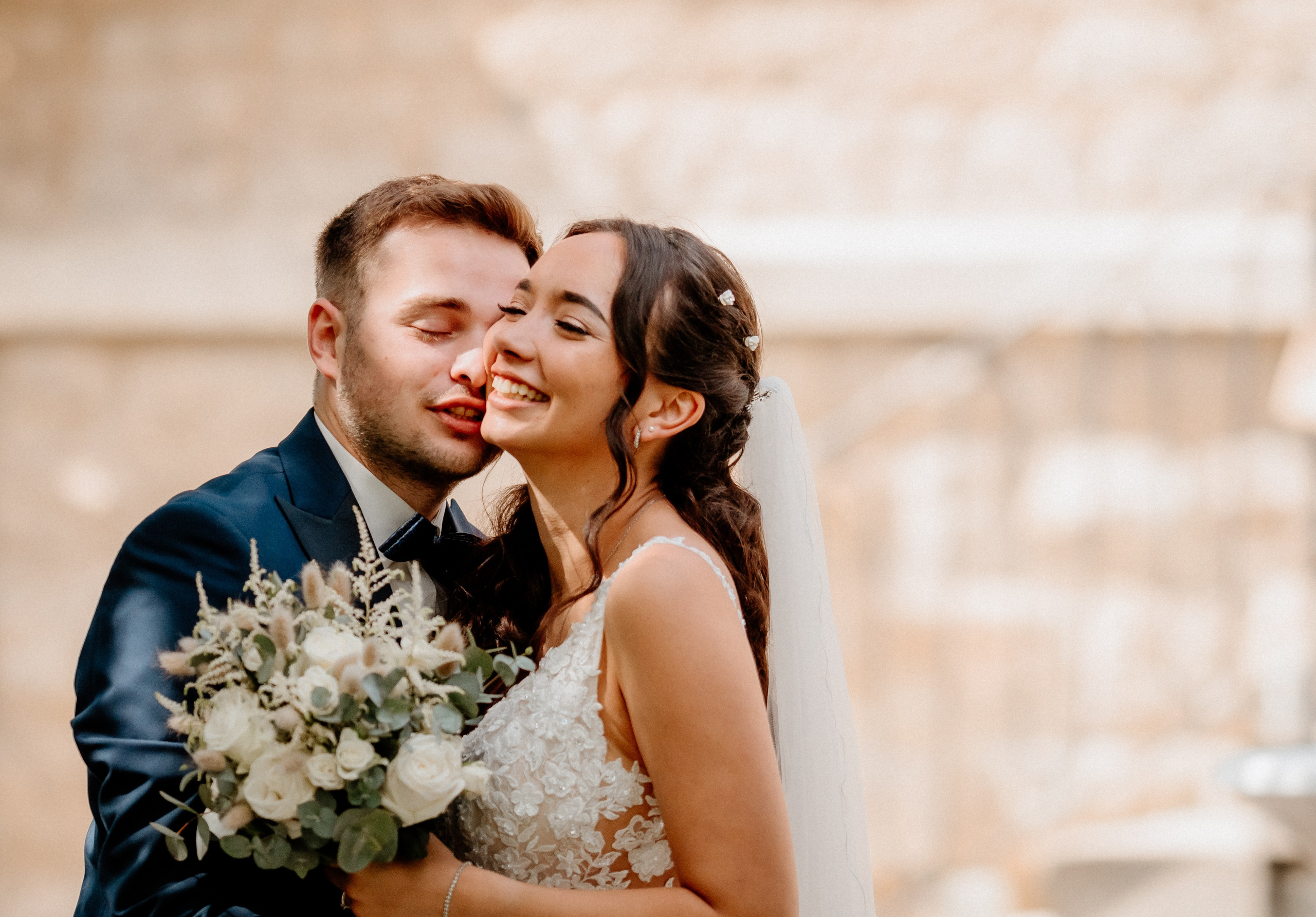 Sonnenuntergangs-Portrait mit dem Landhaus im Hintergrund – Magische Stimmung für emotionale Hochzeitsbilder