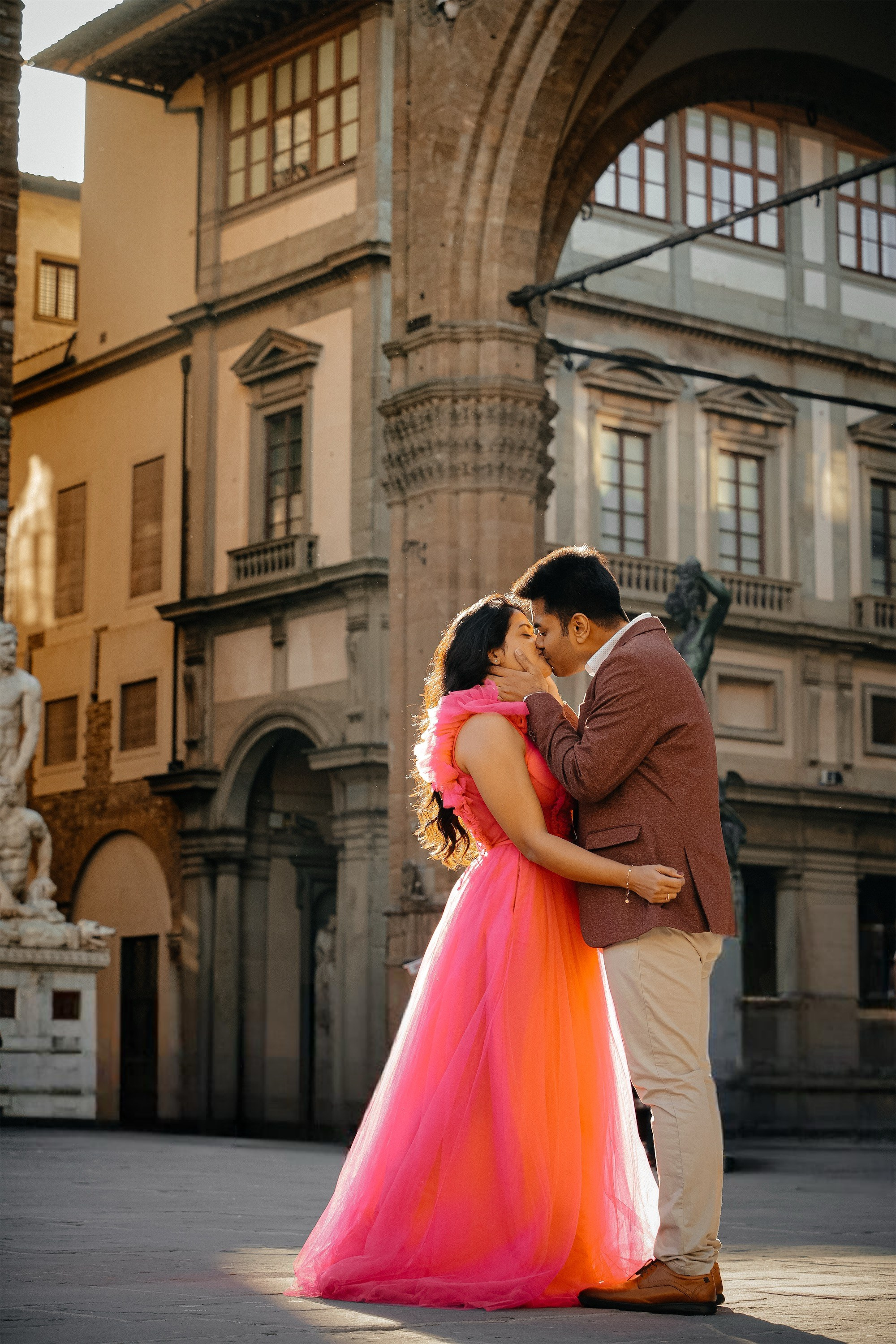 Classic Photoshoot Duomo & pz Michelangelo. Wedding Photographer in Italy