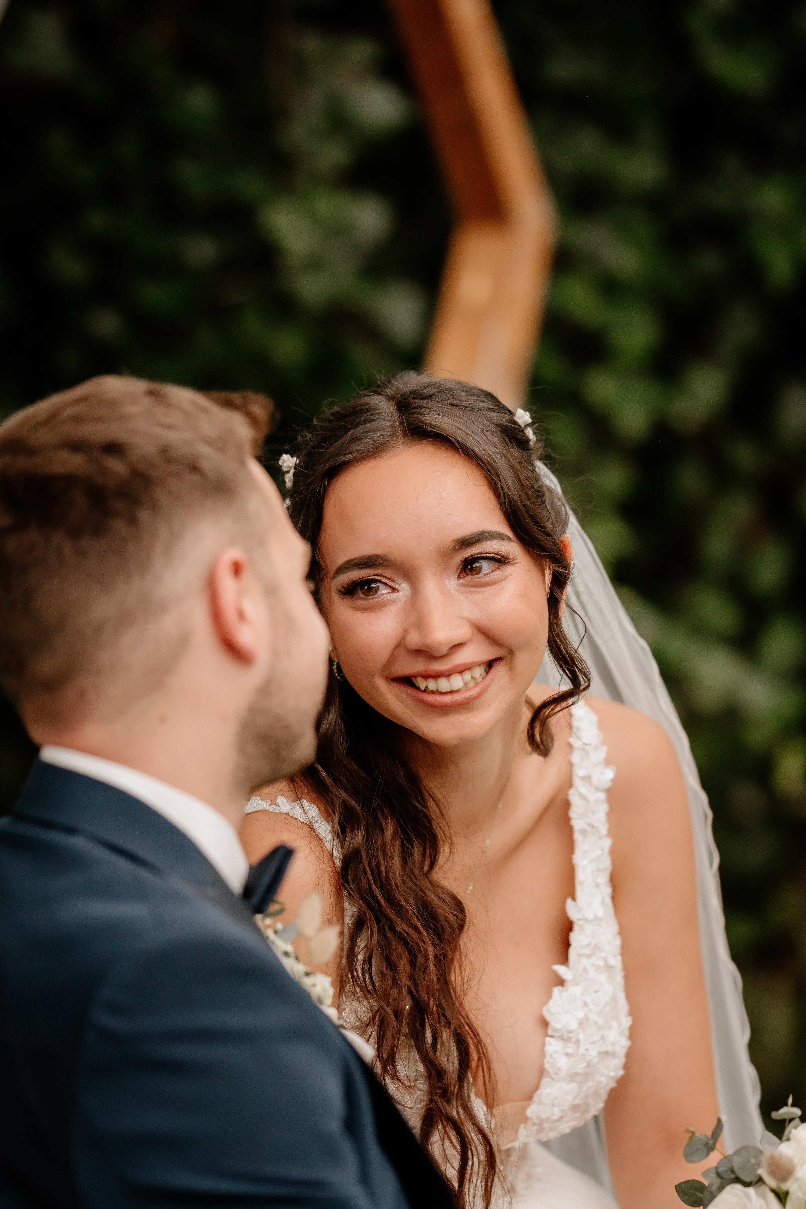 Verträumtes Portrait der Braut zwischen Blumen und Natur – Natürliche Eleganz mit warmem Licht