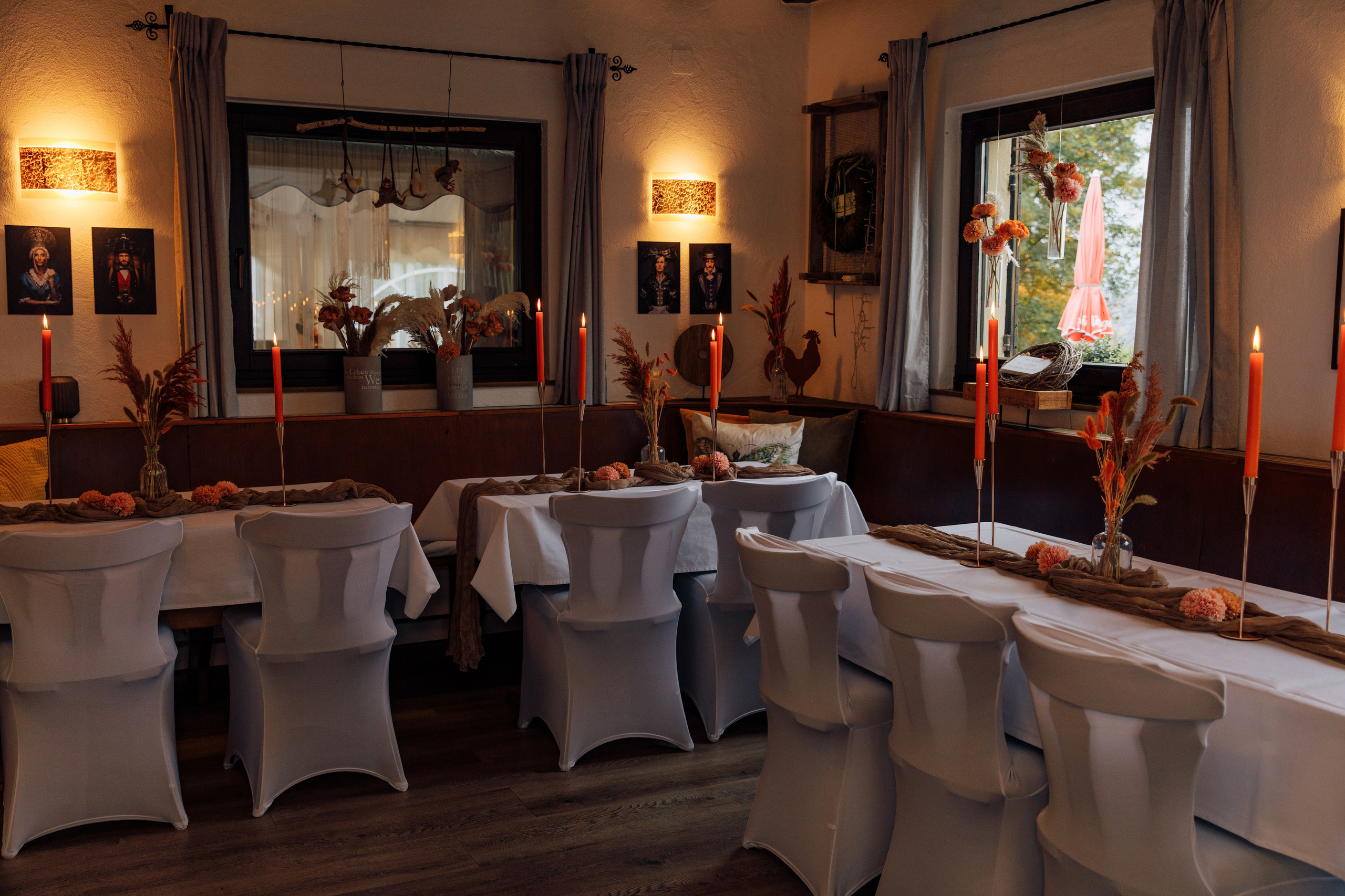 Romantische, stilvolle und intime Atmosphäre auf der Hochzeit im Restaurant Almhütte Kleinwalstadt.