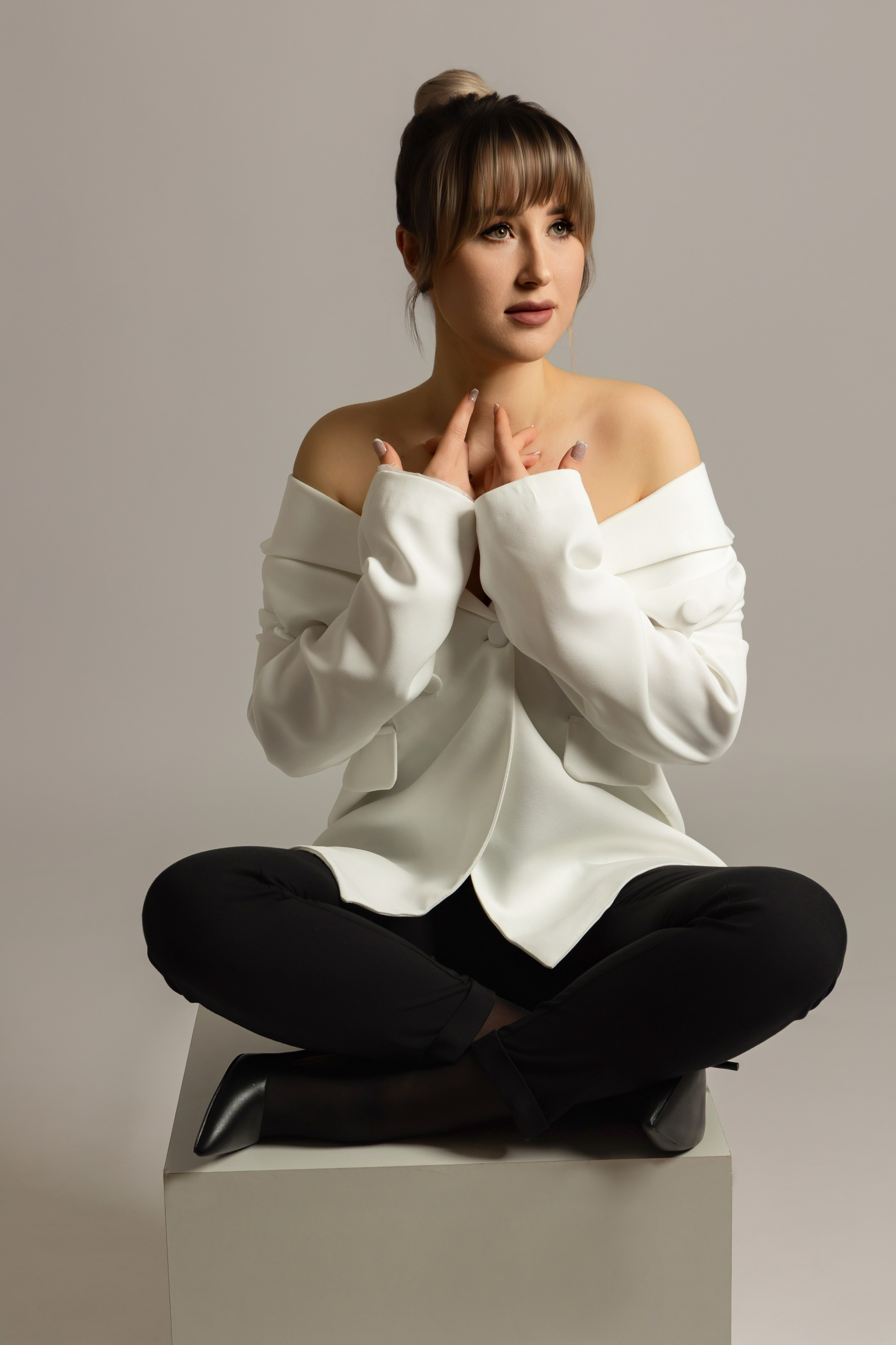 Künstlerisches Frauen Fotoshooting in Hagen – stilvolle Portraitfotografie mit kreativer Pose und emotionalem Ausdruck, JS Photography