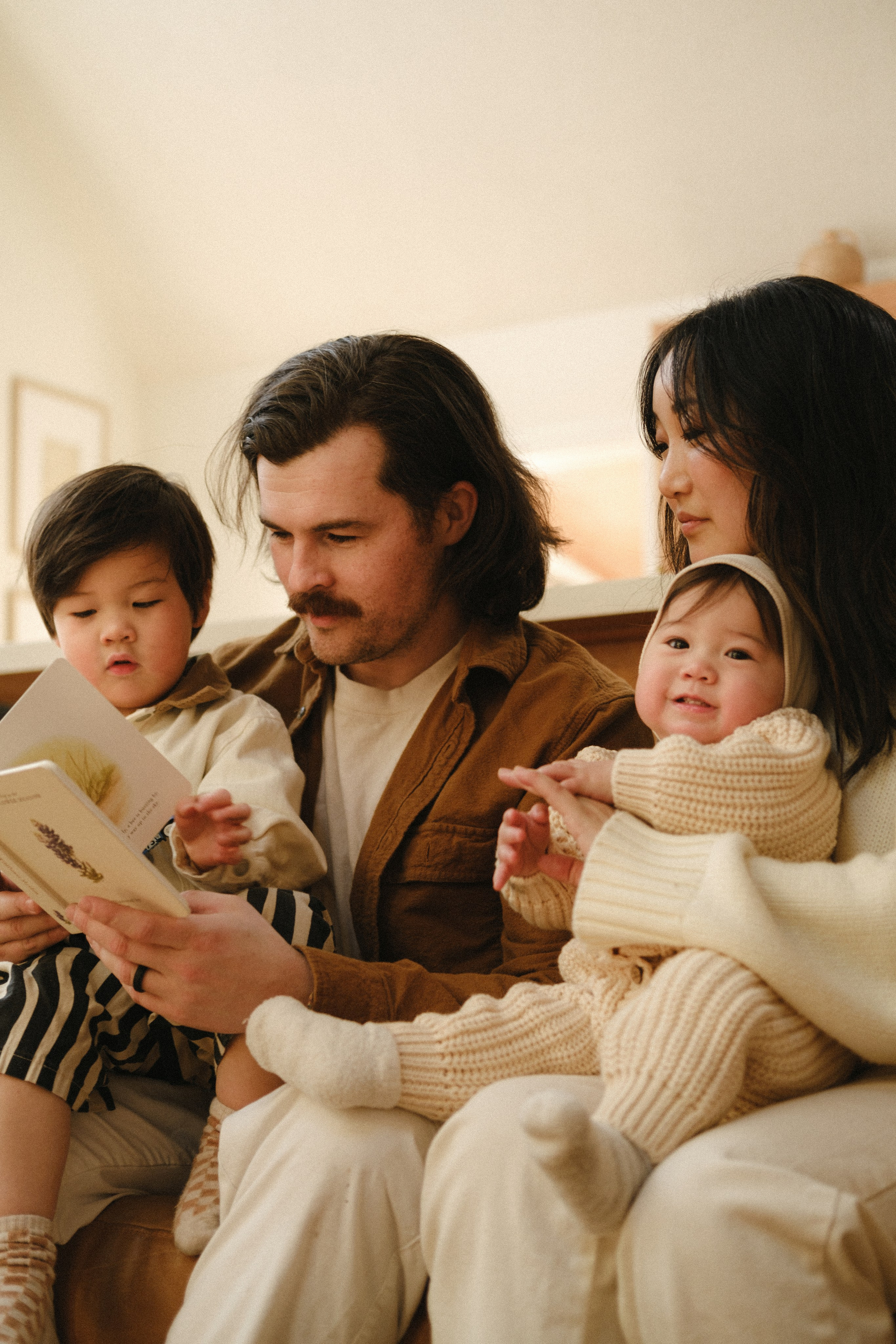 Snowy Family Photo Session at a Cozy Cottage Near Richmond, VA. Family Photographer Anna Dobrovolskaia | Richmond, VA