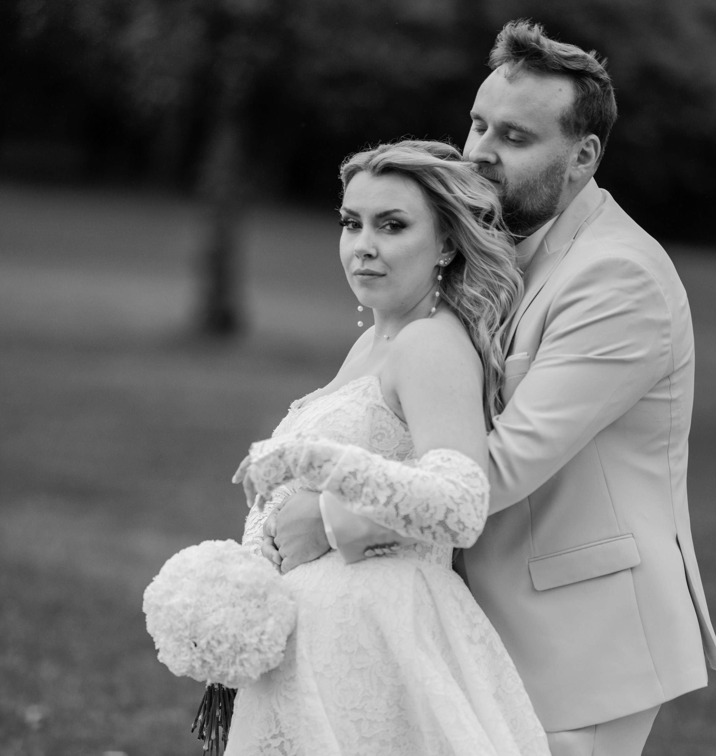 Braut wirft Blick über die Weite des Golfplatzes – elegante Komposition