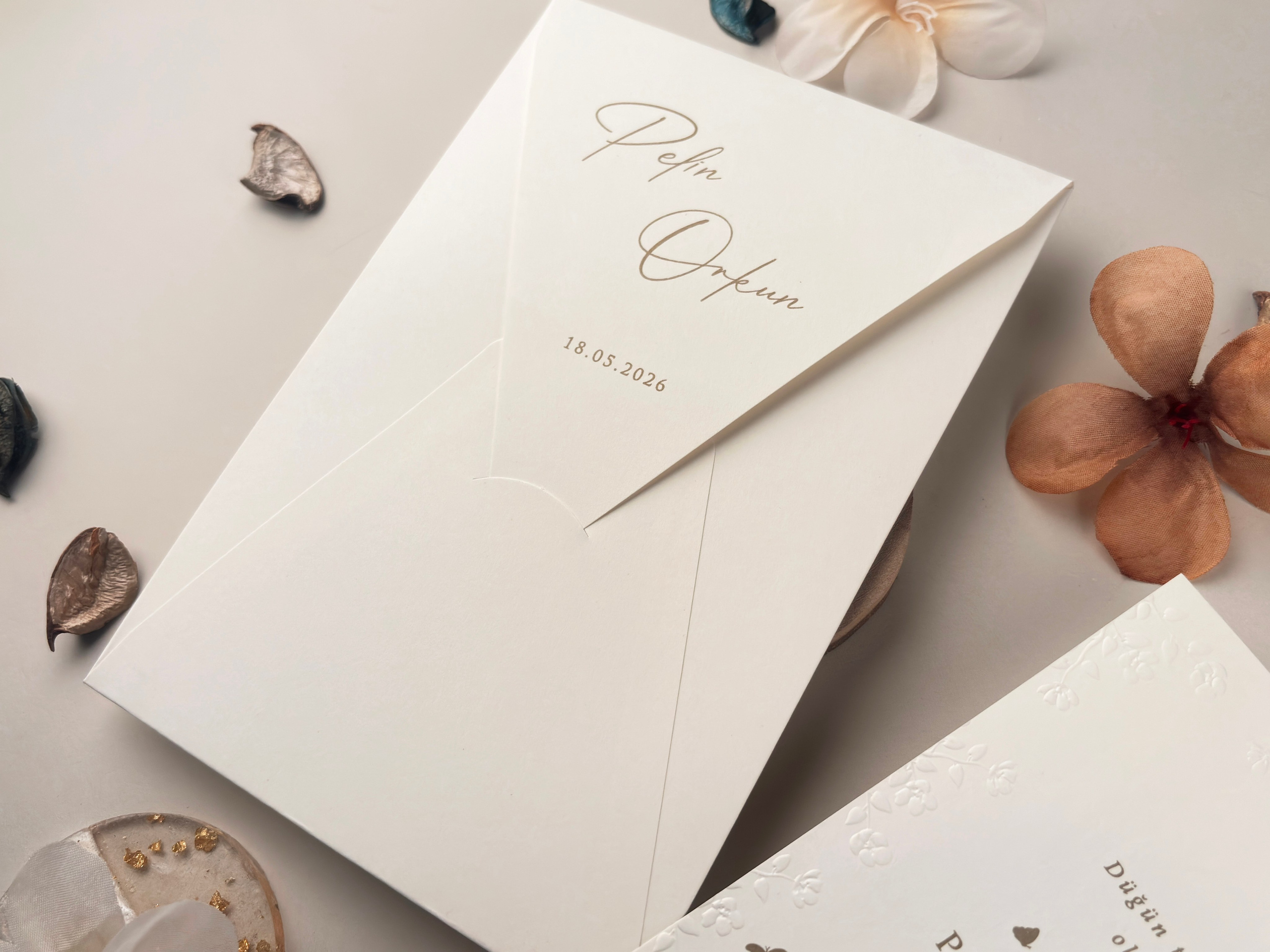 Descoperă eleganța și rafinamentul în fiecare detaliu cu catalogul de invitații Ellite. Fie că organizezi nunți, petreceri private sau evenimente corporate, gama noastră variată de invitații te va impresiona cu designuri luxuriante și finisaje impecabile. Alege dintr-o selecție exclusivă de modele personalizabile pentru a adăuga un strop de distincție evenimentelor tale speciale. Explorează colecția noastră acum și creează invitații memorabile pentru orice ocazie! - invitații nuntă - modele invitații nuntă - invitații nuntă 2025 - invitații de nuntă elegante - invitații de nuntă personalizate - invitații nuntă online - invitații nuntă handmade - catalog invitații nuntă - invitații originale nuntă - invitații de nuntă moderne - invitații nuntă vintage - invitații nuntă rustice - invitații nuntă clasice - design invitații nuntă - invitații de nuntă cu tematică.- invitații nuntă florale - invitații nuntă boho - invitații nuntă aurii - invitații nuntă minimaliste - invitații nuntă cu sigiliu - invitații nuntă cu acuarelă - invitații nuntă cu fotografie - invitații nuntă cu inițiale - invitații nuntă elegante alb-negru - invitații nuntă cu hârtie texturată - invitații nuntă cu decupaj laser - invitații nuntă cu flori uscate. - print invitații nuntă - invitații nuntă personalizate cu numele mirilor - invitații nuntă cu plic inclus - invitații nuntă cu cartolină dublă - invitații nuntă calitate premium - invitații nuntă ieftine - invitații nuntă rapide.- invitații nuntă România - invitații nuntă București / Botoșani . Iași suceava- invitații nuntă cu livrare în țară - invitații nuntă online România.- „Invitație de nuntă elegantă cu design floral și plic crem” - „Model de invitație de nuntă vintage cu sigiliu de ceară” - „Set complet invitații de nuntă personalizate cu inițialele mirilor” - „Invitație de nuntă modernă cu design minimalist și text negru pe fundal alb” - „Invitație de nuntă rustică pe hârtie kraft cu șnur de iută” - „Invitație de nuntă cu decupaj laser și detalii aurii” - „Invitație de nuntă în stil boho cu imprimeu floral colorat” - „Invitație romantică de nuntă cu flori uscate și panglică din satin” - „Invitație de nuntă clasică cu monogramă și font caligrafic” - „Invitație de nuntă în stil glamour cu folie aurie și text embosat”- „Model de invitație de nuntă 2025 cu design elegant și font modern” - „Cele mai noi invitații de nuntă 2025 – stil floral, sofisticat”