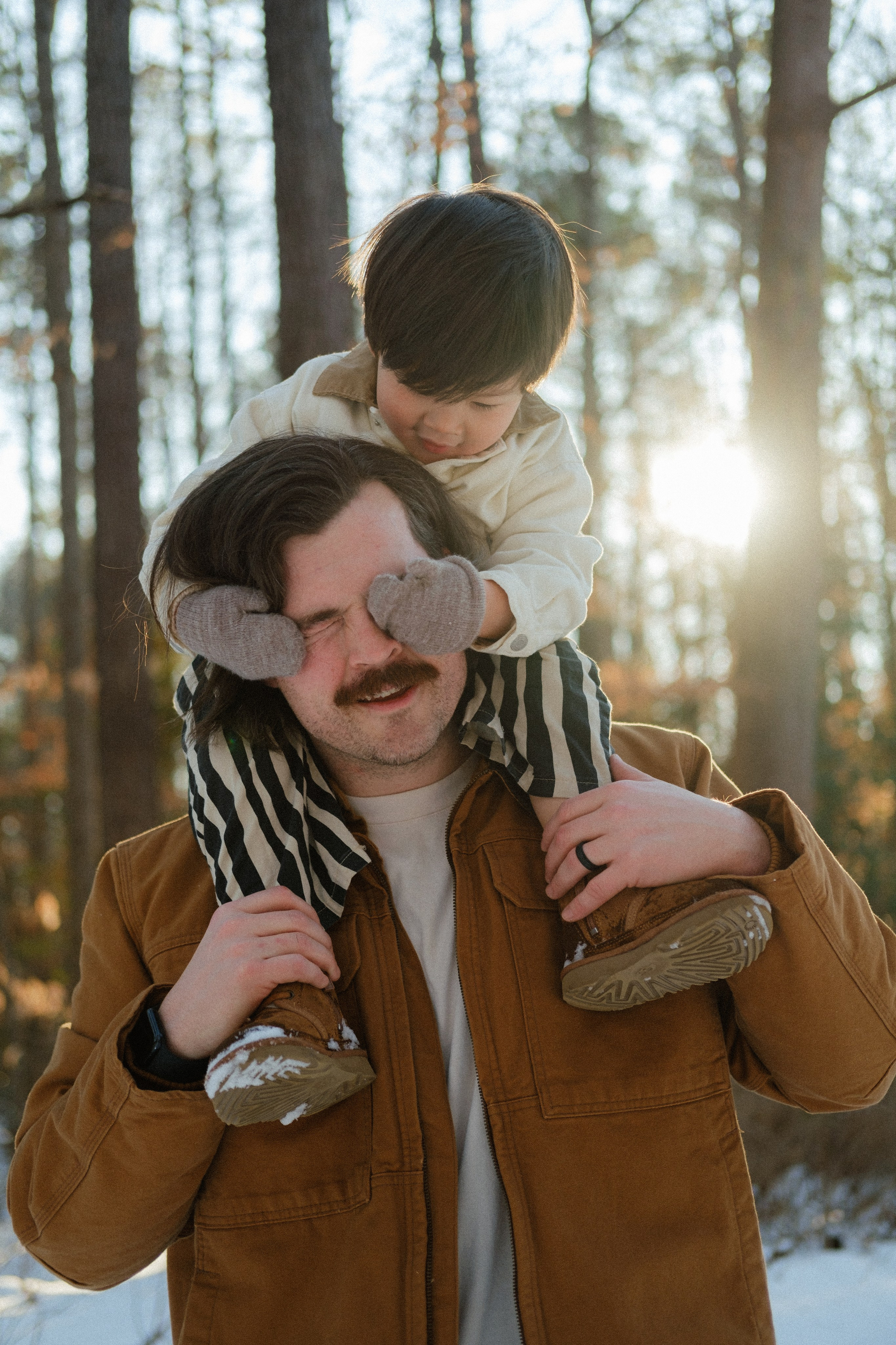 Snowy Family Photo Session at a Cozy Cottage Near Richmond, VA. Family Photographer Anna Dobrovolskaia | Richmond, VA