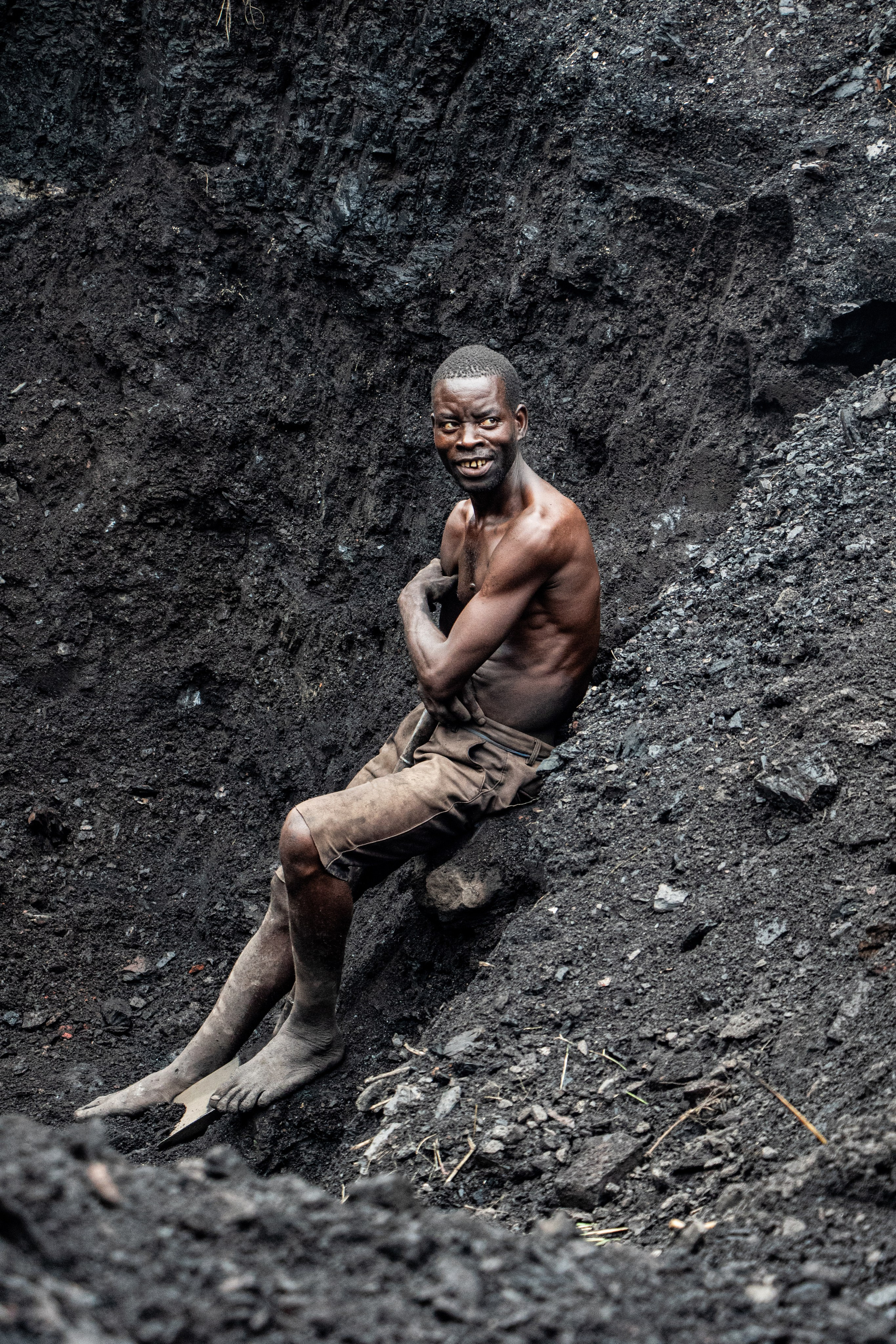 L’histoire de Moatize est emblématique de ce que les populations redoutent désormais avec le barrage de Mphanda Nkuwa. Même silence institutionnel, mêmes fausses promesses de développement, mêmes menaces de déplacement forcé. À Tete, les habitants voient dans ces projets la continuité d’un modèle de dépossession, où les infrastructures énergétiques ou extractives servent des intérêts éloignés, sans jamais bénéficier aux premiers concernés.