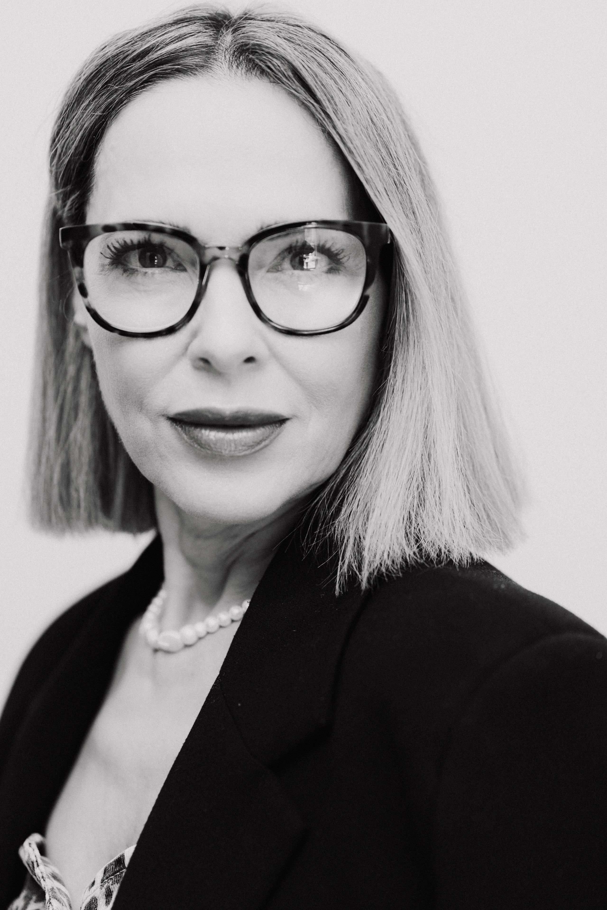 KIRA. Portrait photographer in Germany and all over Europe Mischa Blank