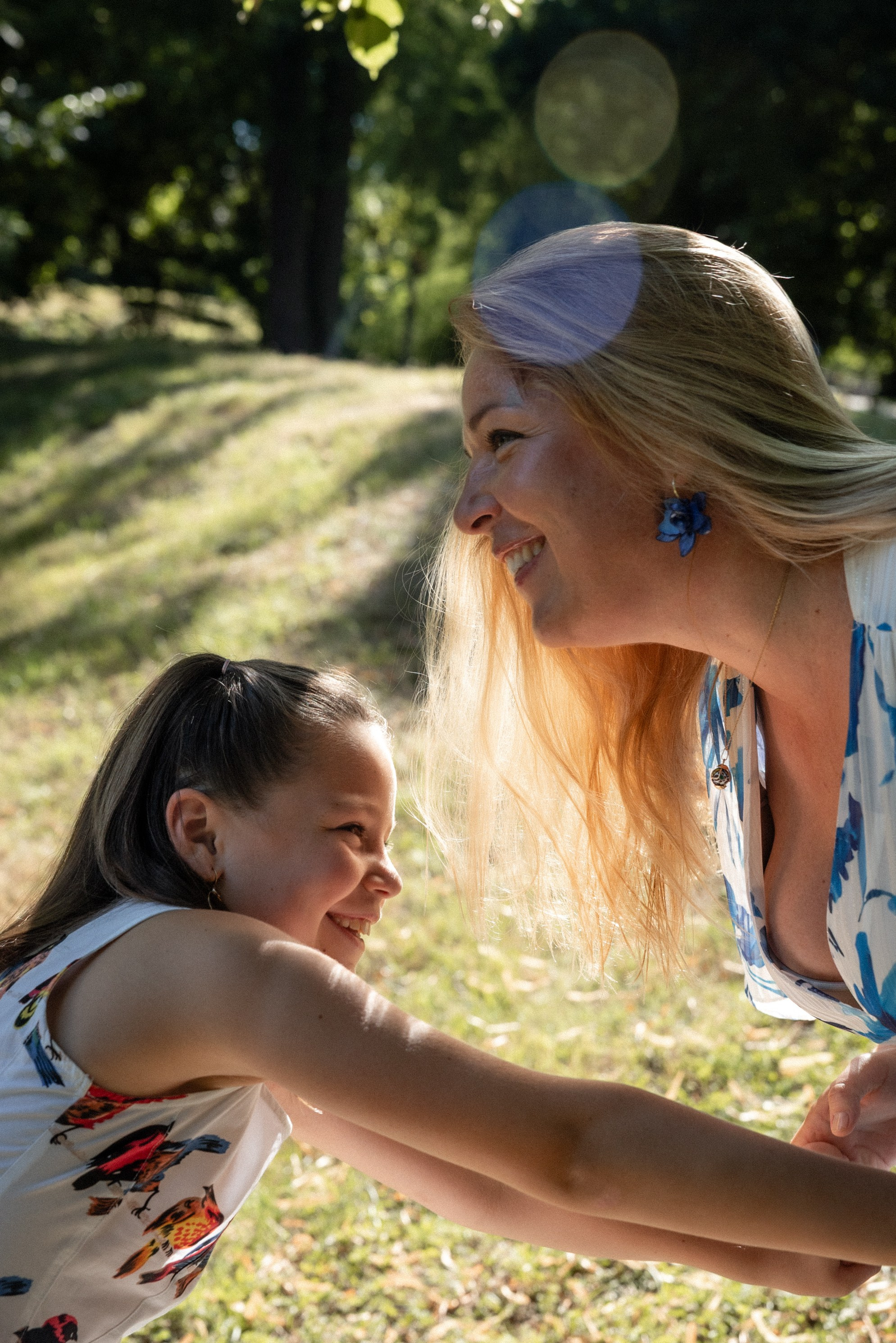 Family photoshoot in Parc du Cabirol, Colomiers. Eugenie Smirnova — wedding, corporate and lifestyle photographer in Toulouse and Southwest France