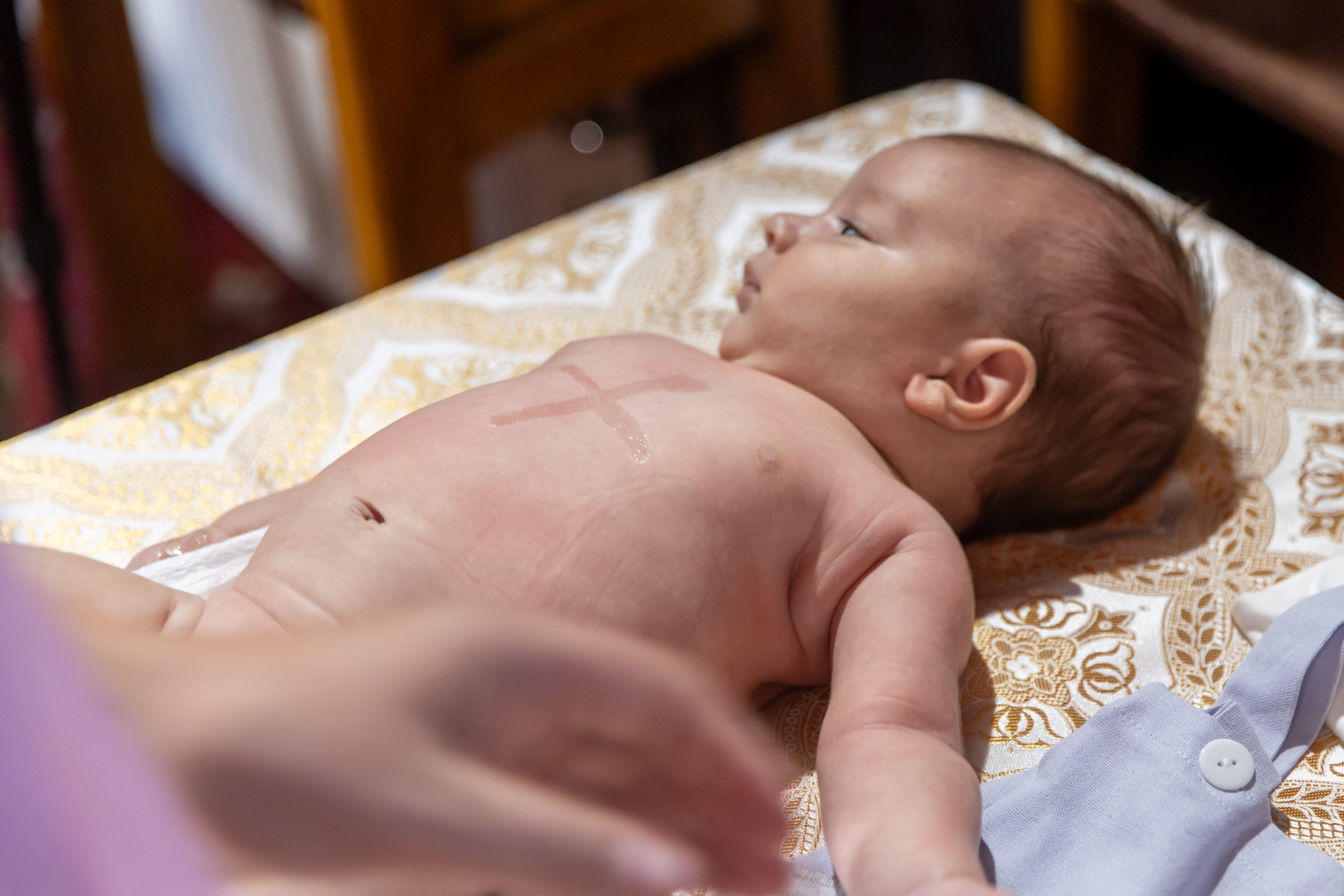 fotograf botez , fotografie botez Botoșani, fotograf Alin Chirilă, amintiri botez, fotografii botez, botez Miruna Parascheva, fotograf copii, fotografie botez în Botoșani-alt="botez , fotografie botez Alin Chirilă, amintiri botez, fotografii emoționante botez Botoșani"-- fotografii-botez-bebelus- amintiri-botez-micuț- moment-sfânt-crestinare- fotografie-emotionanta-botez- detalii-botez-bebelusi- parinti-fericiti-la-botez- fotograf-botez-profesionist- botez-in-biserica-ortodoxa- micuț-botezat-cu-emoție- zâmbete-și-lacrimi-la-botez- bebeluș-la-cristelniță- decor-botez-colorat- botez-cu-dragoste-și-credință- emotie-pura-la-botez- fotograf-botez-botosani- botez-iasi-suceava-fotograf- amintiri-nepretuite-botez-- Preotul ținându-l pe micuțul Mathias Gabriel la botez, în biserica Înălțarea Domnului, Copălău - Detalii de la botezul lui Mathias – lumânare, trusou și icoană - Familia lui Mathias Gabriel alături de micuț, în ziua botezului - Portret emoționant cu mama și bebelușul în brațe, în biserică,fotograf profesionist evenimente Botoșani, Iași, Suceava, Fălticeni, Bacău, Pașcani, Roman - AlinoFotoStudio by Alin Chirilă - servicii foto nuntă, botez, cununie, ședințe foto creative, albume personalizate, fotografii emoționante și calitative pentru cele mai importante momente din viață,fotograf nuntă Botoșani Alin Chirilă, ședință foto botez Iași - AlinoFotoStudio, servicii fotograf profesionist evenimente Suceava, fotograf cununie civilă Fălticeni - Alin Chirilă, album foto nuntă personalizat Bacău.“Bebeluș botezat în biserică, ținut în brațe de nași” • “Detaliu cu lumânarea de botez decorată cu flori albe” • “Părinți emoționați alături de copilul lor la ceremonia de botez” • “Masa festivă de botez cu decor tematic și tort personalizat” • “Momentul în care preotul toarnă apă sfințită pe fruntea bebelușului” “Bebeluș în rochie albă de botez, zâmbind în brațele mamei” • “Detaliu cu cruciulița de botez așezată pe o pernă de satin” • “Părinți și nași aprinzând lumânările în timpul ceremoniei de botez” • “Tort de botez decorat cu figurine tematice și numele copilului” • “Copil botezat dormind liniștit în pătuțul decorat festiv” • “Momentul în care preotul binecuvântează copilul în fața altarului” • “Invitați adunându-se în jurul mesei festive la petrecerea de botez” • “Bebeluș ținând în mână o jucărie personalizată primită la botez” • “Familie fericită pozând împreună după ceremonia de botez” • “Decor tematic cu baloane și flori la locația petrecerii de botez” fotograf Botoșani fotograf evenimente fotograf botez Alin Chirila fotograf alinofotostudio.fotograf botez Amelis Maria, fotografie botez Botoșani, fotograf Alin Chirilă, amintiri botez, fotografii botez, botez Amelis Maria, fotograf copii, fotografie botez în Botoșani,