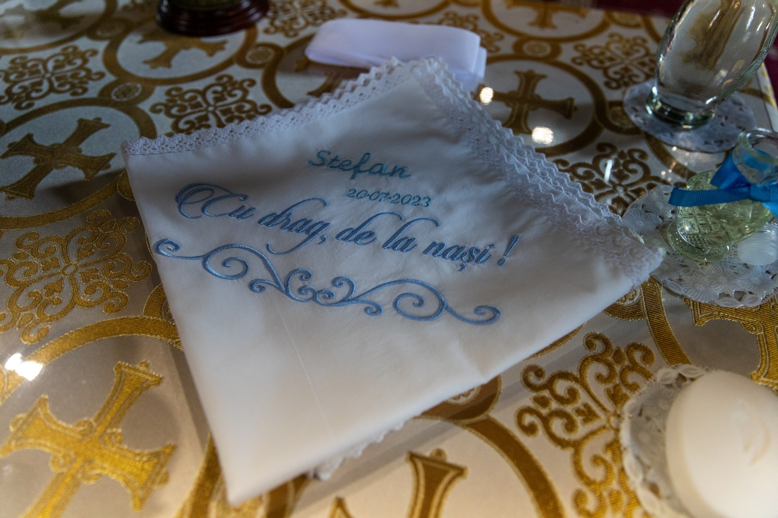 fotograf botez , fotografie botez Botoșani, fotograf Alin Chirilă, amintiri botez, fotografii botez, botez Miruna Parascheva, fotograf copii, fotografie botez în Botoșani-alt="botez , fotografie botez Alin Chirilă, amintiri botez, fotografii emoționante botez Botoșani"-- fotografii-botez-bebelus- amintiri-botez-micuț- moment-sfânt-crestinare- fotografie-emotionanta-botez- detalii-botez-bebelusi- parinti-fericiti-la-botez- fotograf-botez-profesionist- botez-in-biserica-ortodoxa- micuț-botezat-cu-emoție- zâmbete-și-lacrimi-la-botez- bebeluș-la-cristelniță- decor-botez-colorat- botez-cu-dragoste-și-credință- emotie-pura-la-botez- fotograf-botez-botosani- botez-iasi-suceava-fotograf- amintiri-nepretuite-botez-- Preotul ținându-l pe micuțul Mathias Gabriel la botez, în biserica Înălțarea Domnului, Copălău - Detalii de la botezul lui Mathias – lumânare, trusou și icoană - Familia lui Mathias Gabriel alături de micuț, în ziua botezului - Portret emoționant cu mama și bebelușul în brațe, în biserică,fotograf profesionist evenimente Botoșani, Iași, Suceava, Fălticeni, Bacău, Pașcani, Roman - AlinoFotoStudio by Alin Chirilă - servicii foto nuntă, botez, cununie, ședințe foto creative, albume personalizate, fotografii emoționante și calitative pentru cele mai importante momente din viață,fotograf nuntă Botoșani Alin Chirilă, ședință foto botez Iași - AlinoFotoStudio, servicii fotograf profesionist evenimente Suceava, fotograf cununie civilă Fălticeni - Alin Chirilă, album foto nuntă personalizat Bacău.“Bebeluș botezat în biserică, ținut în brațe de nași” • “Detaliu cu lumânarea de botez decorată cu flori albe” • “Părinți emoționați alături de copilul lor la ceremonia de botez” • “Masa festivă de botez cu decor tematic și tort personalizat” • “Momentul în care preotul toarnă apă sfințită pe fruntea bebelușului” “Bebeluș în rochie albă de botez, zâmbind în brațele mamei” • “Detaliu cu cruciulița de botez așezată pe o pernă de satin” • “Părinți și nași aprinzând lumânările în timpul ceremoniei de botez” • “Tort de botez decorat cu figurine tematice și numele copilului” • “Copil botezat dormind liniștit în pătuțul decorat festiv” • “Momentul în care preotul binecuvântează copilul în fața altarului” • “Invitați adunându-se în jurul mesei festive la petrecerea de botez” • “Bebeluș ținând în mână o jucărie personalizată primită la botez” • “Familie fericită pozând împreună după ceremonia de botez” • “Decor tematic cu baloane și flori la locația petrecerii de botez” fotograf Botoșani fotograf evenimente fotograf botez Alin Chirila fotograf alinofotostudio.fotograf botez Amelis Maria, fotografie botez Botoșani, fotograf Alin Chirilă, amintiri botez, fotografii botez, botez Amelis Maria, fotograf copii, fotografie botez în Botoșani,