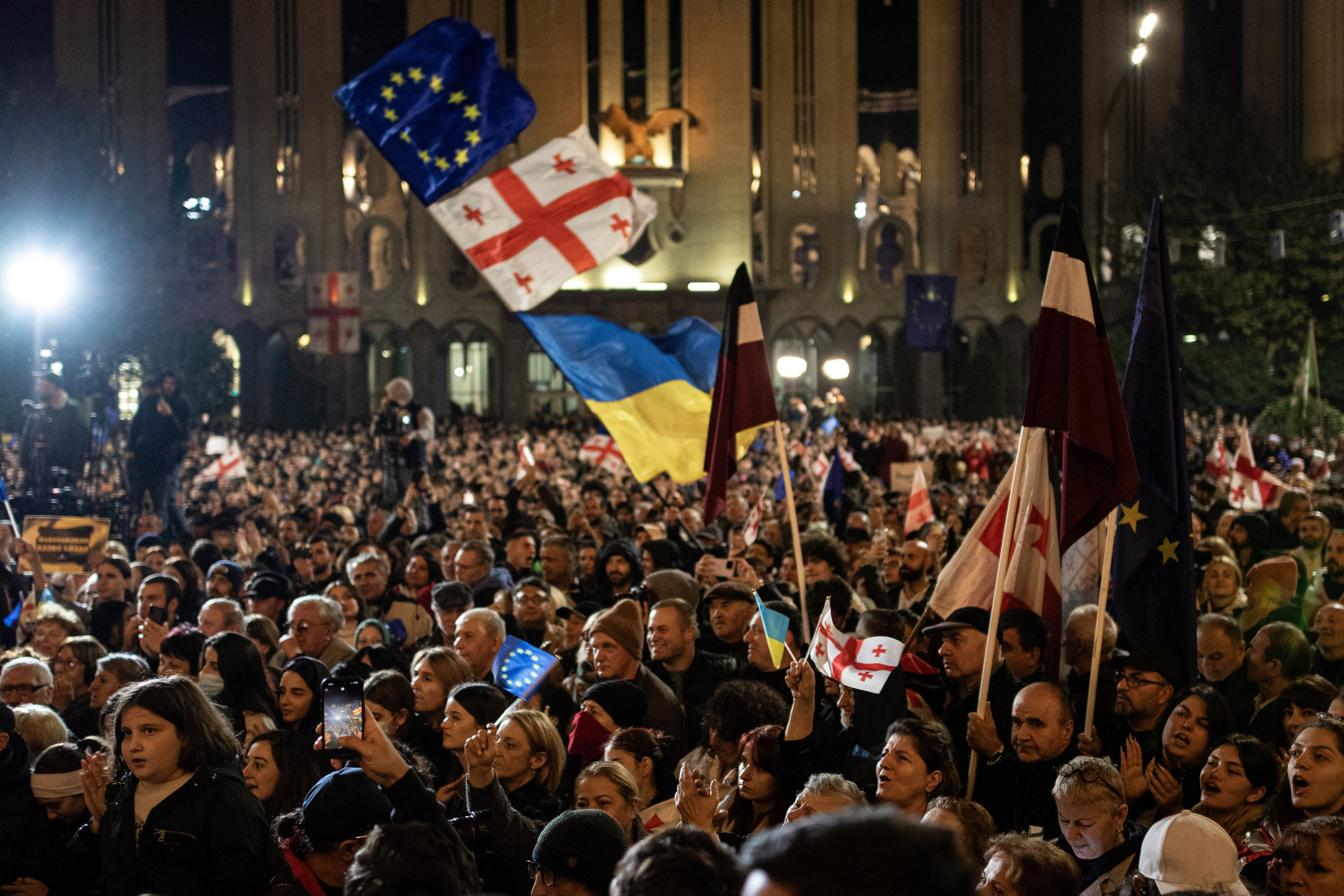 Manifestants de l’opposition au Rêve Géorgien se rassemblent pour protester contre les élections perdues.