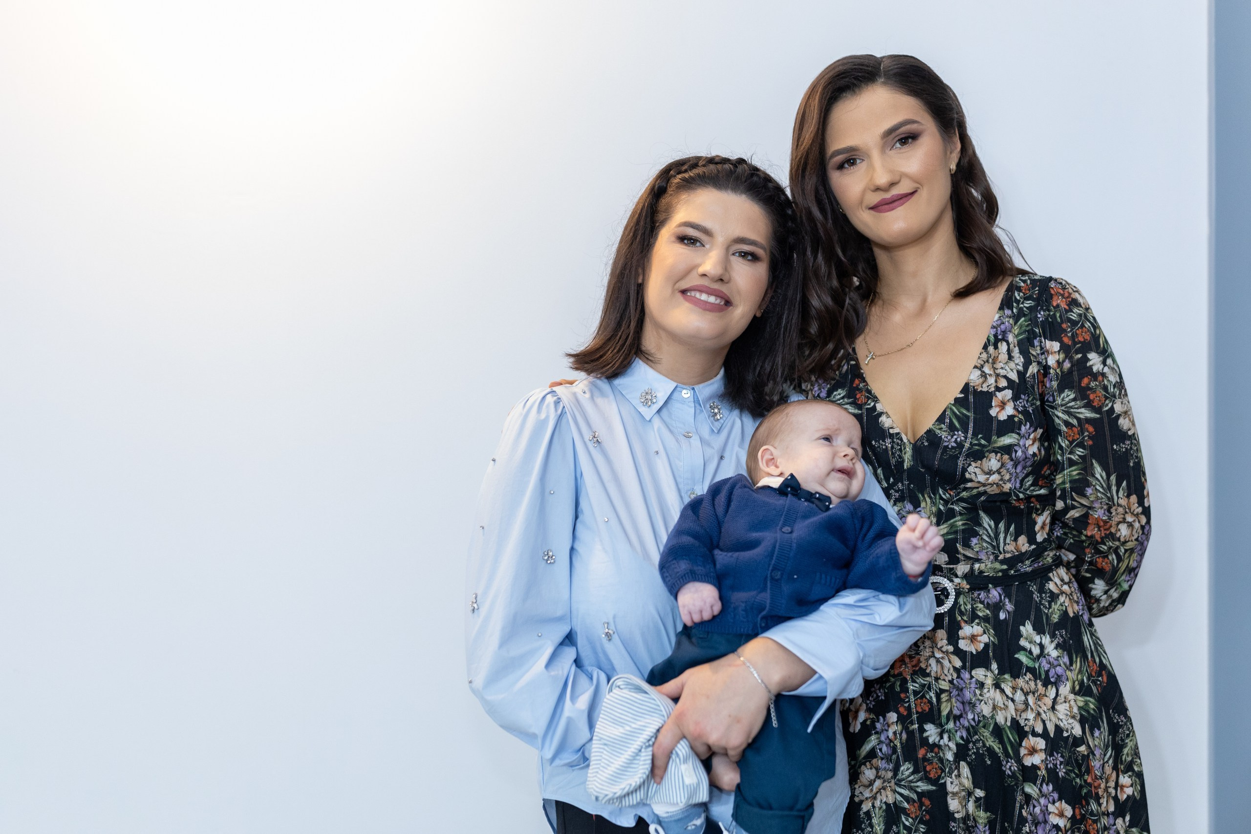 fotograf botez , fotografie botez Botoșani, fotograf Alin Chirilă, amintiri botez, fotografii botez, botez Miruna Parascheva, fotograf copii, fotografie botez în Botoșani-alt="botez , fotografie botez Alin Chirilă, amintiri botez, fotografii emoționante botez Botoșani"-- fotografii-botez-bebelus- amintiri-botez-micuț- moment-sfânt-crestinare- fotografie-emotionanta-botez- detalii-botez-bebelusi- parinti-fericiti-la-botez- fotograf-botez-profesionist- botez-in-biserica-ortodoxa- micuț-botezat-cu-emoție- zâmbete-și-lacrimi-la-botez- bebeluș-la-cristelniță- decor-botez-colorat- botez-cu-dragoste-și-credință- emotie-pura-la-botez- fotograf-botez-botosani- botez-iasi-suceava-fotograf- amintiri-nepretuite-botez-- Preotul ținându-l pe micuțul Mathias Gabriel la botez, în biserica Înălțarea Domnului, Copălău - Detalii de la botezul lui Mathias – lumânare, trusou și icoană - Familia lui Mathias Gabriel alături de micuț, în ziua botezului - Portret emoționant cu mama și bebelușul în brațe, în biserică,fotograf profesionist evenimente Botoșani, Iași, Suceava, Fălticeni, Bacău, Pașcani, Roman - AlinoFotoStudio by Alin Chirilă - servicii foto nuntă, botez, cununie, ședințe foto creative, albume personalizate, fotografii emoționante și calitative pentru cele mai importante momente din viață,fotograf nuntă Botoșani Alin Chirilă, ședință foto botez Iași - AlinoFotoStudio, servicii fotograf profesionist evenimente Suceava, fotograf cununie civilă Fălticeni - Alin Chirilă, album foto nuntă personalizat Bacău.“Bebeluș botezat în biserică, ținut în brațe de nași” • “Detaliu cu lumânarea de botez decorată cu flori albe” • “Părinți emoționați alături de copilul lor la ceremonia de botez” • “Masa festivă de botez cu decor tematic și tort personalizat” • “Momentul în care preotul toarnă apă sfințită pe fruntea bebelușului” “Bebeluș în rochie albă de botez, zâmbind în brațele mamei” • “Detaliu cu cruciulița de botez așezată pe o pernă de satin” • “Părinți și nași aprinzând lumânările în timpul ceremoniei de botez” • “Tort de botez decorat cu figurine tematice și numele copilului” • “Copil botezat dormind liniștit în pătuțul decorat festiv” • “Momentul în care preotul binecuvântează copilul în fața altarului” • “Invitați adunându-se în jurul mesei festive la petrecerea de botez” • “Bebeluș ținând în mână o jucărie personalizată primită la botez” • “Familie fericită pozând împreună după ceremonia de botez” • “Decor tematic cu baloane și flori la locația petrecerii de botez” fotograf Botoșani fotograf evenimente fotograf botez Alin Chirila fotograf alinofotostudio.fotograf botez Amelis Maria, fotografie botez Botoșani, fotograf Alin Chirilă, amintiri botez, fotografii botez, botez Amelis Maria, fotograf copii, fotografie botez în Botoșani,