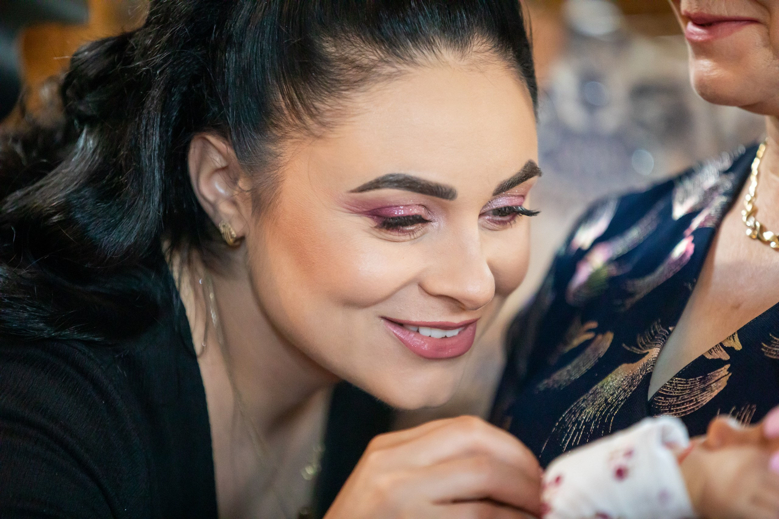 “Bebeluș botezat în biserică, ținut în brațe de nași” • “Detaliu cu lumânarea de botez decorată cu flori albe” • “Părinți emoționați alături de copilul lor la ceremonia de botez” • “Masa festivă de botez cu decor tematic și tort personalizat” • “Momentul în care preotul toarnă apă sfințită pe fruntea bebelușului” “Bebeluș în rochie albă de botez, zâmbind în brațele mamei” • “Detaliu cu cruciulița de botez așezată pe o pernă de satin” • “Părinți și nași aprinzând lumânările în timpul ceremoniei de botez” • “Tort de botez decorat cu figurine tematice și numele copilului” • “Copil botezat dormind liniștit în pătuțul decorat festiv” • “Momentul în care preotul binecuvântează copilul în fața altarului” • “Invitați adunându-se în jurul mesei festive la petrecerea de botez” • “Bebeluș ținând în mână o jucărie personalizată primită la botez” • “Familie fericită pozând împreună după ceremonia de botez” • “Decor tematic cu baloane și flori la locația petrecerii de botez” fotograf Botoșani fotograf evenimente fotograf botez Alin Chirila fotograf alinofotostudio,- Preotul ținându-l pe micuțul Mathias Gabriel la botez, în biserica Înălțarea Domnului, Copălău - Detalii de la botezul lui Mathias – lumânare, trusou și icoană - Familia lui Mathias Gabriel alături de micuț, în ziua botezului - Portret emoționant cu mama și bebelușul în brațe, în biserică,fotograf profesionist evenimente Botoșani, Iași, Suceava, Fălticeni, Bacău, Pașcani, Roman - AlinoFotoStudio by Alin Chirilă - servicii foto nuntă, botez, cununie, ședințe foto creative, albume personalizate, fotografii emoționante și calitative pentru cele mai importante momente din viață,fotograf nuntă Botoșani Alin Chirilă, ședință foto botez Iași - AlinoFotoStudio, servicii fotograf profesionist evenimente Suceava, fotograf cununie civilă Fălticeni - Alin Chirilă, album foto nuntă personalizat Bacău.“Bebeluș botezat în biserică, ținut în brațe de nași” • “Detaliu cu lumânarea de botez decorată cu flori albe” • “Părinți emoționați alături de copilul lor la ceremonia de botez” • “Masa festivă de botez cu decor tematic și tort personalizat” • “Momentul în care preotul toarnă apă sfințită pe fruntea bebelușului” “Bebeluș în rochie albă de botez, zâmbind în brațele mamei” • “Detaliu cu cruciulița de botez așezată pe o pernă de satin” • “Părinți și nași aprinzând lumânările în timpul ceremoniei de botez” • “Tort de botez decorat cu figurine tematice și numele copilului” • “Copil botezat dormind liniștit în pătuțul decorat festiv” • “Momentul în care preotul binecuvântează copilul în fața altarului” • “Invitați adunându-se în jurul mesei festive la petrecerea de botez” • “Bebeluș ținând în mână o jucărie personalizată primită la botez” • “Familie fericită pozând împreună după ceremonia de botez” • “Decor tematic cu baloane și flori la locația petrecerii de botez” fotograf Botoșani fotograf evenimente fotograf botez Alin Chirila fotograf alinofotostudio.fotograf botez Amelis Maria, fotografie botez Botoșani, fotograf Alin Chirilă, amintiri botez, fotografii botez, botez Amelis Maria, fotograf copii, fotografie botez în Botoșani,