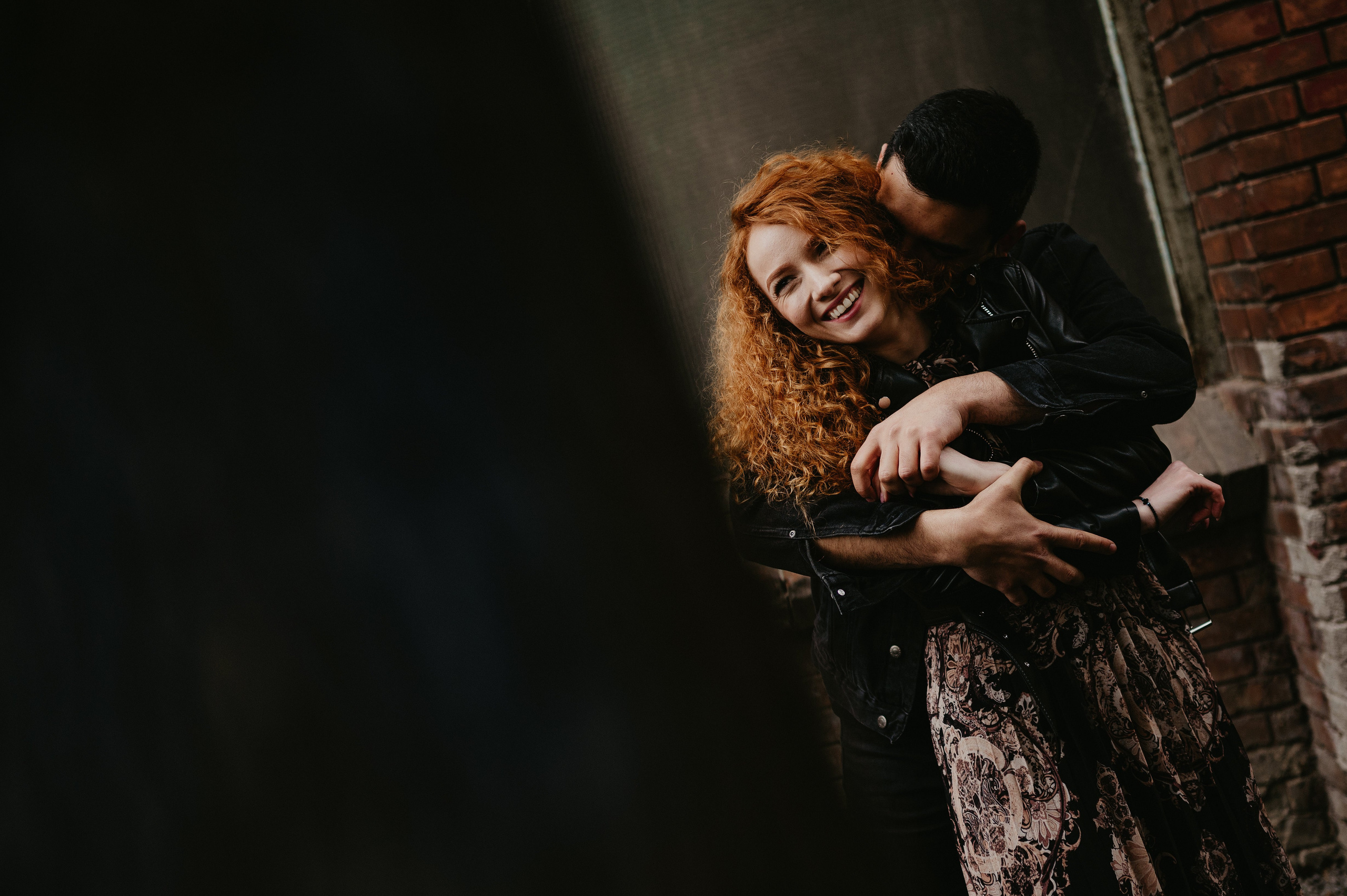 Arta de a surprinde momentele unui cuplu în ziua nunții