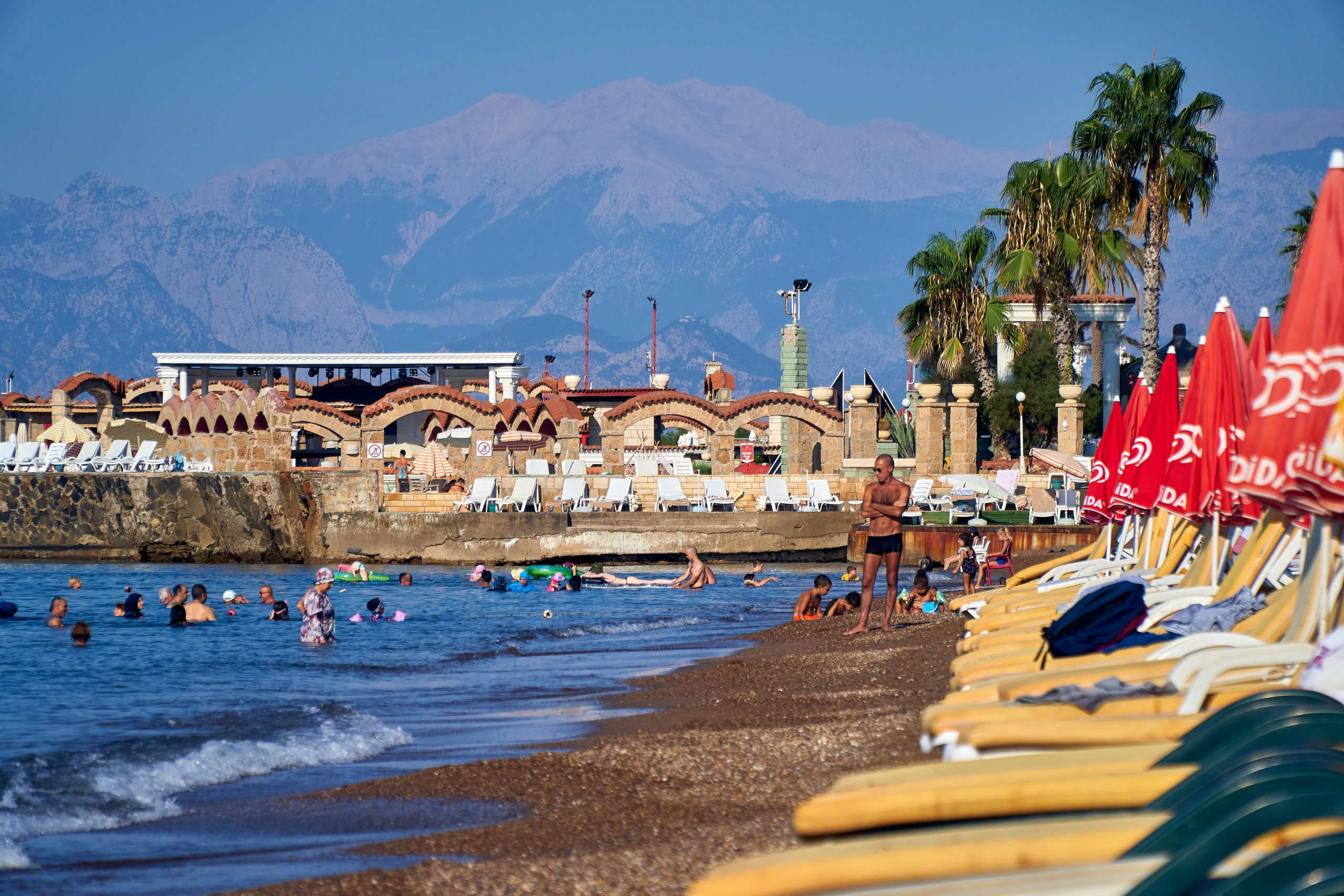 Andriej Szypiłow - Fotograf i Wideograf - Reportaż artystyczny - Antalya. Plaża. Mustafa Kemal Atatürk. Plaża jest doskonałym miejscem do spędzenia czasu dla osoby z teleobiektywem.