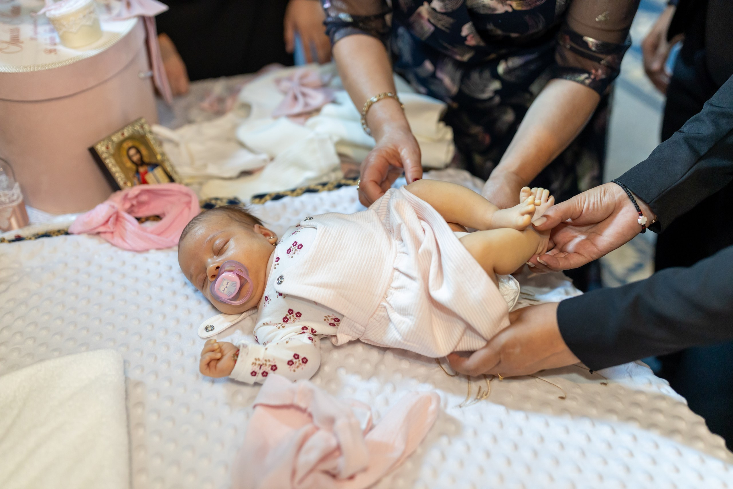 “Bebeluș botezat în biserică, ținut în brațe de nași” • “Detaliu cu lumânarea de botez decorată cu flori albe” • “Părinți emoționați alături de copilul lor la ceremonia de botez” • “Masa festivă de botez cu decor tematic și tort personalizat” • “Momentul în care preotul toarnă apă sfințită pe fruntea bebelușului” “Bebeluș în rochie albă de botez, zâmbind în brațele mamei” • “Detaliu cu cruciulița de botez așezată pe o pernă de satin” • “Părinți și nași aprinzând lumânările în timpul ceremoniei de botez” • “Tort de botez decorat cu figurine tematice și numele copilului” • “Copil botezat dormind liniștit în pătuțul decorat festiv” • “Momentul în care preotul binecuvântează copilul în fața altarului” • “Invitați adunându-se în jurul mesei festive la petrecerea de botez” • “Bebeluș ținând în mână o jucărie personalizată primită la botez” • “Familie fericită pozând împreună după ceremonia de botez” • “Decor tematic cu baloane și flori la locația petrecerii de botez” fotograf Botoșani fotograf evenimente fotograf botez Alin Chirila fotograf alinofotostudio,- Preotul ținându-l pe micuțul Mathias Gabriel la botez, în biserica Înălțarea Domnului, Copălău - Detalii de la botezul lui Mathias – lumânare, trusou și icoană - Familia lui Mathias Gabriel alături de micuț, în ziua botezului - Portret emoționant cu mama și bebelușul în brațe, în biserică,fotograf profesionist evenimente Botoșani, Iași, Suceava, Fălticeni, Bacău, Pașcani, Roman - AlinoFotoStudio by Alin Chirilă - servicii foto nuntă, botez, cununie, ședințe foto creative, albume personalizate, fotografii emoționante și calitative pentru cele mai importante momente din viață,fotograf nuntă Botoșani Alin Chirilă, ședință foto botez Iași - AlinoFotoStudio, servicii fotograf profesionist evenimente Suceava, fotograf cununie civilă Fălticeni - Alin Chirilă, album foto nuntă personalizat Bacău.“Bebeluș botezat în biserică, ținut în brațe de nași” • “Detaliu cu lumânarea de botez decorată cu flori albe” • “Părinți emoționați alături de copilul lor la ceremonia de botez” • “Masa festivă de botez cu decor tematic și tort personalizat” • “Momentul în care preotul toarnă apă sfințită pe fruntea bebelușului” “Bebeluș în rochie albă de botez, zâmbind în brațele mamei” • “Detaliu cu cruciulița de botez așezată pe o pernă de satin” • “Părinți și nași aprinzând lumânările în timpul ceremoniei de botez” • “Tort de botez decorat cu figurine tematice și numele copilului” • “Copil botezat dormind liniștit în pătuțul decorat festiv” • “Momentul în care preotul binecuvântează copilul în fața altarului” • “Invitați adunându-se în jurul mesei festive la petrecerea de botez” • “Bebeluș ținând în mână o jucărie personalizată primită la botez” • “Familie fericită pozând împreună după ceremonia de botez” • “Decor tematic cu baloane și flori la locația petrecerii de botez” fotograf Botoșani fotograf evenimente fotograf botez Alin Chirila fotograf alinofotostudio.fotograf botez Amelis Maria, fotografie botez Botoșani, fotograf Alin Chirilă, amintiri botez, fotografii botez, botez Amelis Maria, fotograf copii, fotografie botez în Botoșani,