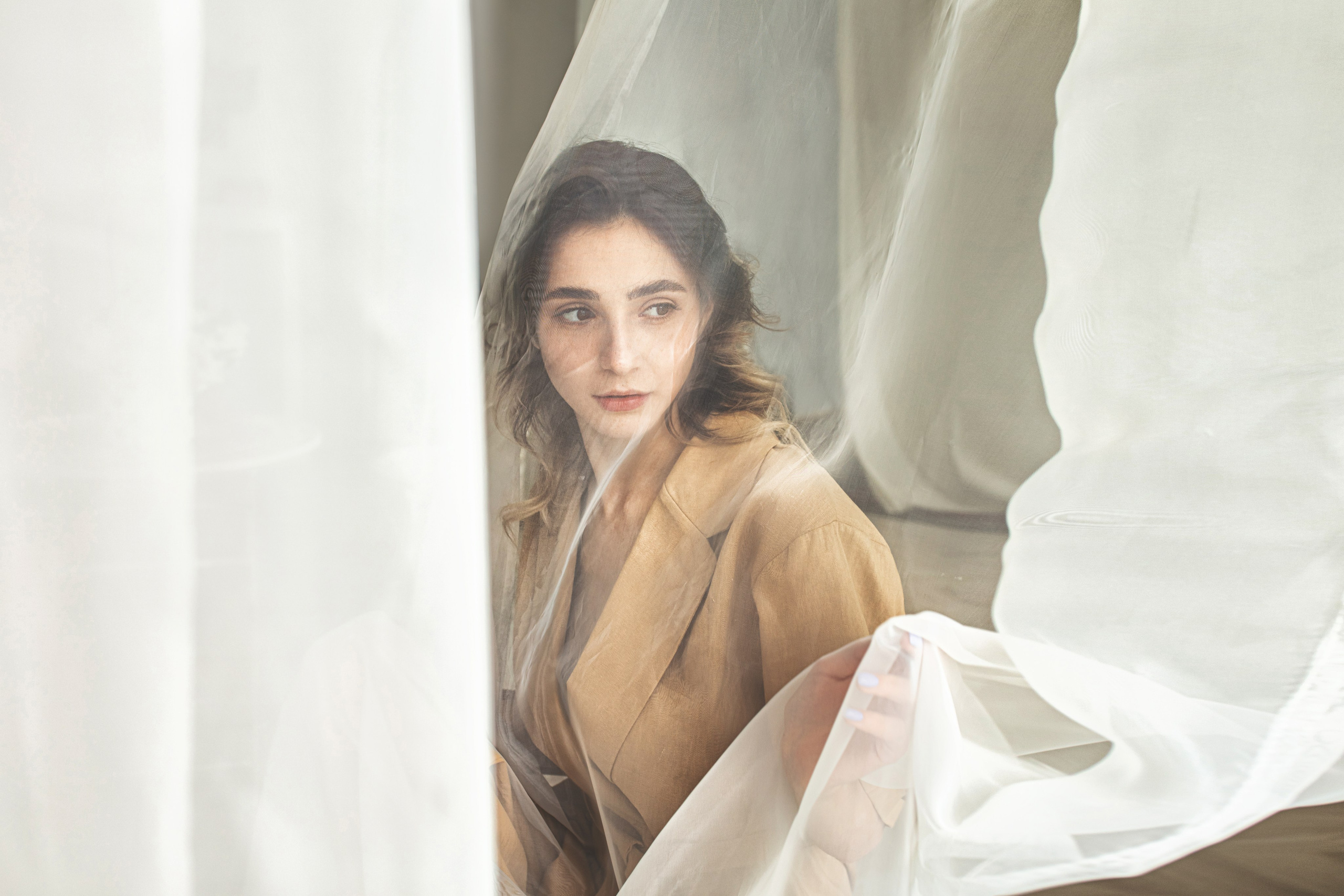 Séance photo intime et douce dans une chambre lumineuse – portrait de femme naturelle