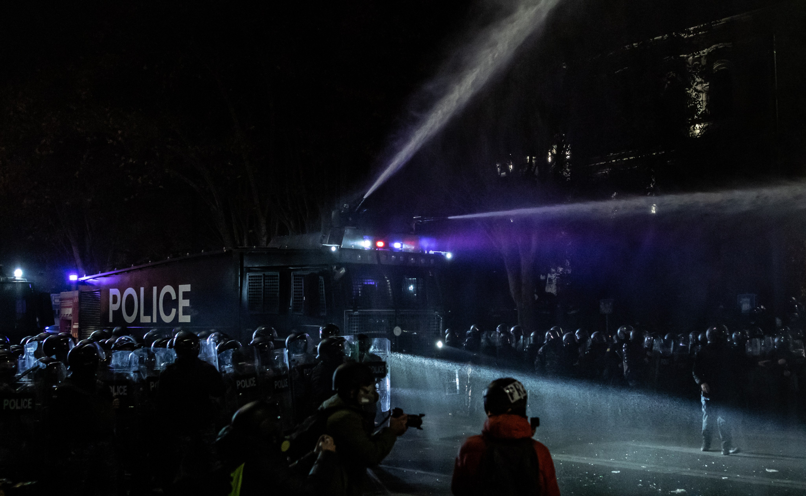 Les forces de l’ordre déploient les canons à eau pour disperser la foule.