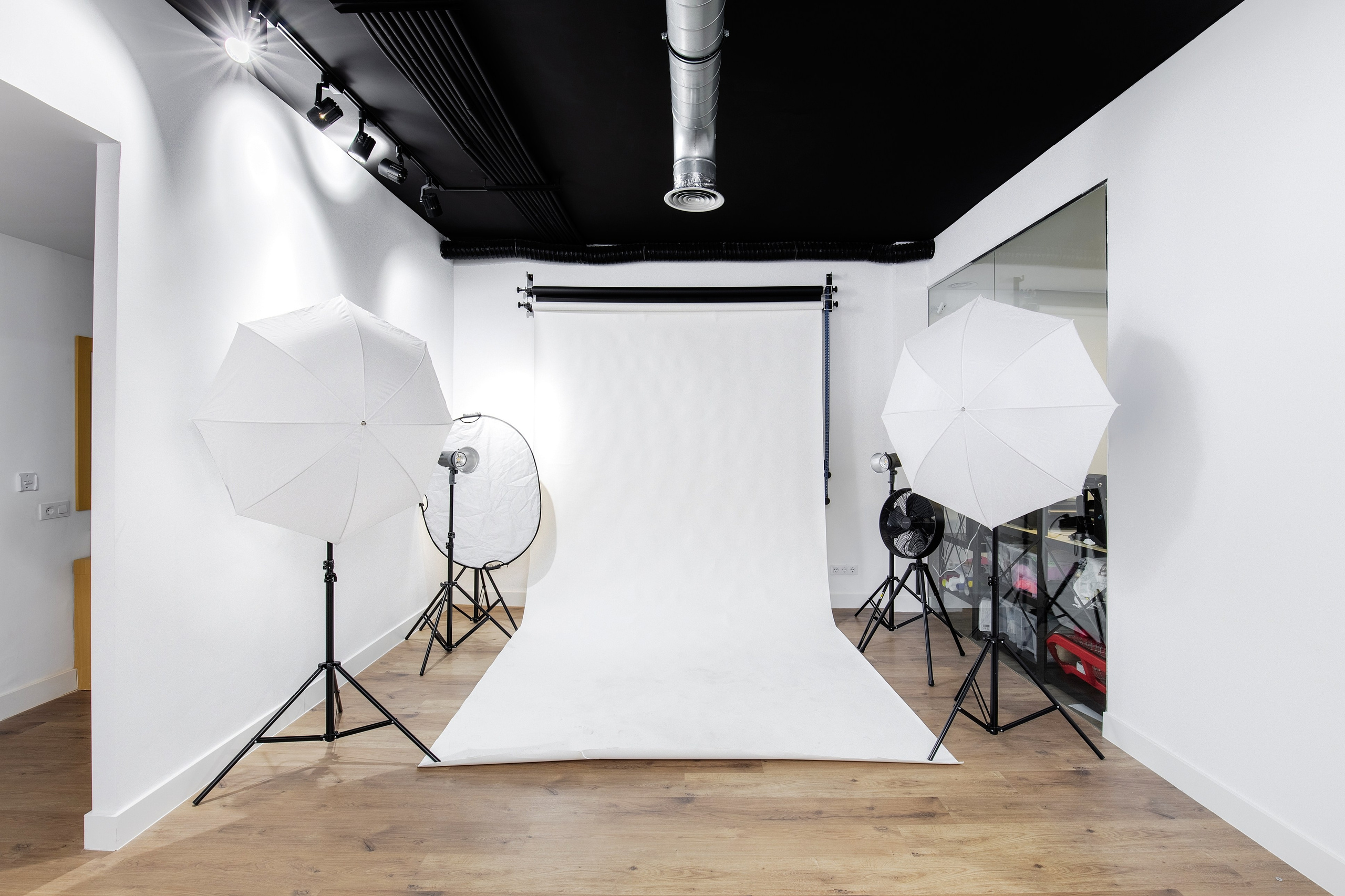 «Los recuerdos más valiosos merecen ser capturados con amor y calidad. En Rainbox Estudio en Torrejón de Ardoz inmortalizamos los momentos más especiales de tu vida con una experiencia cálida, profesional y cercana.»