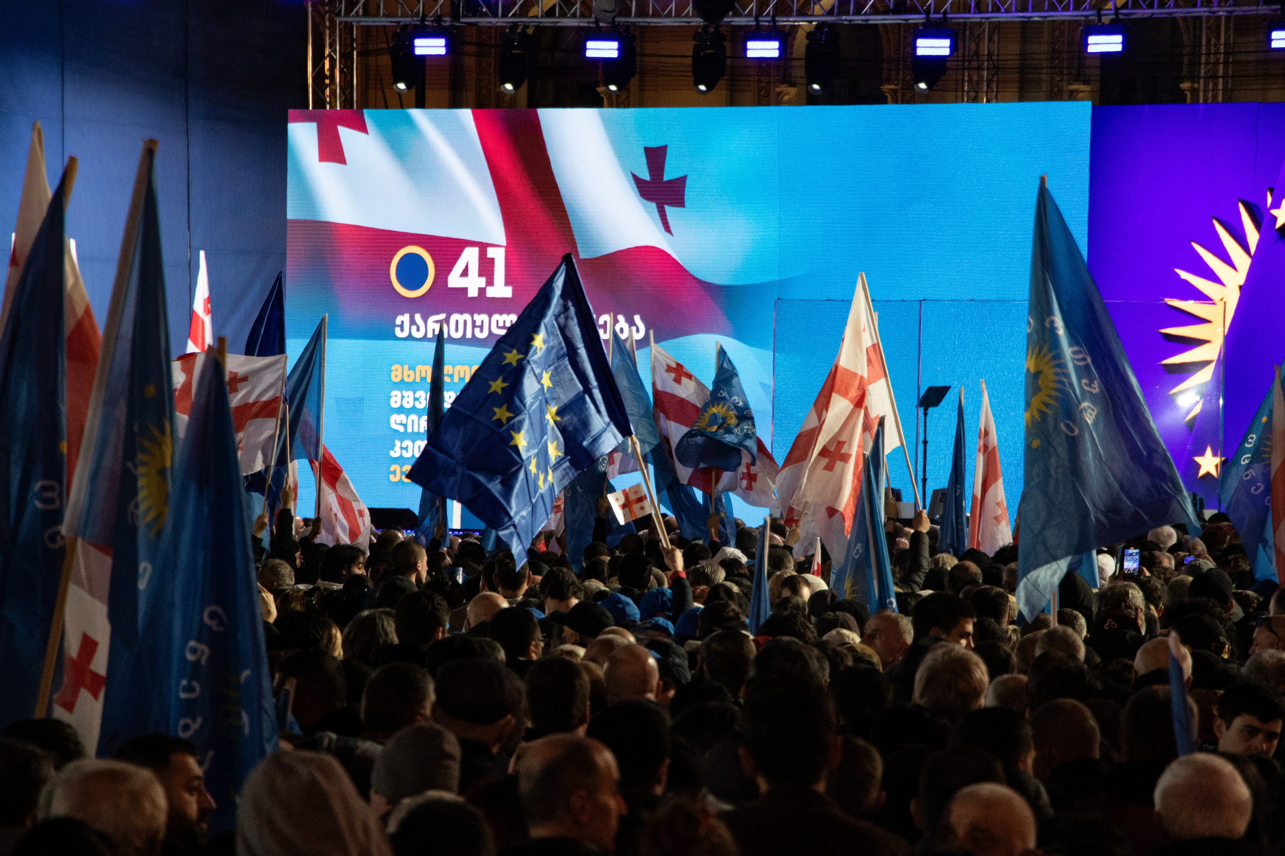 Rassemblement de force du Rêve Géorgien avant les élections législatives, avec des partisans mobilisés à travers le pays pour soutenir le parti au pouvoir et démontrer sa large base de soutien.