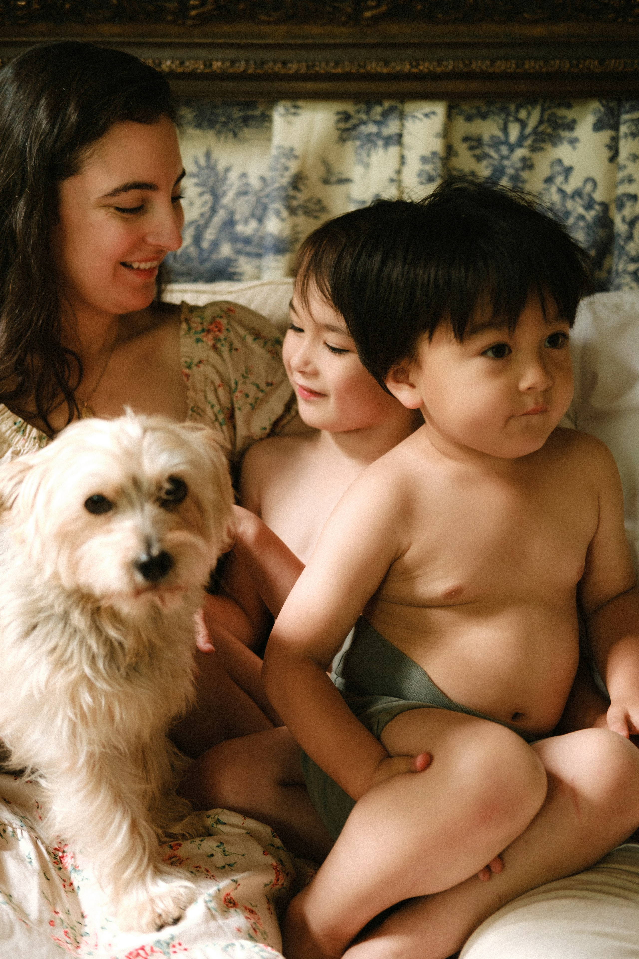 Cozy In-Home Family Photo Session in a Historic Richmond Victorian Home. Family Photographer Anna Dobrovolskaia | Richmond, VA