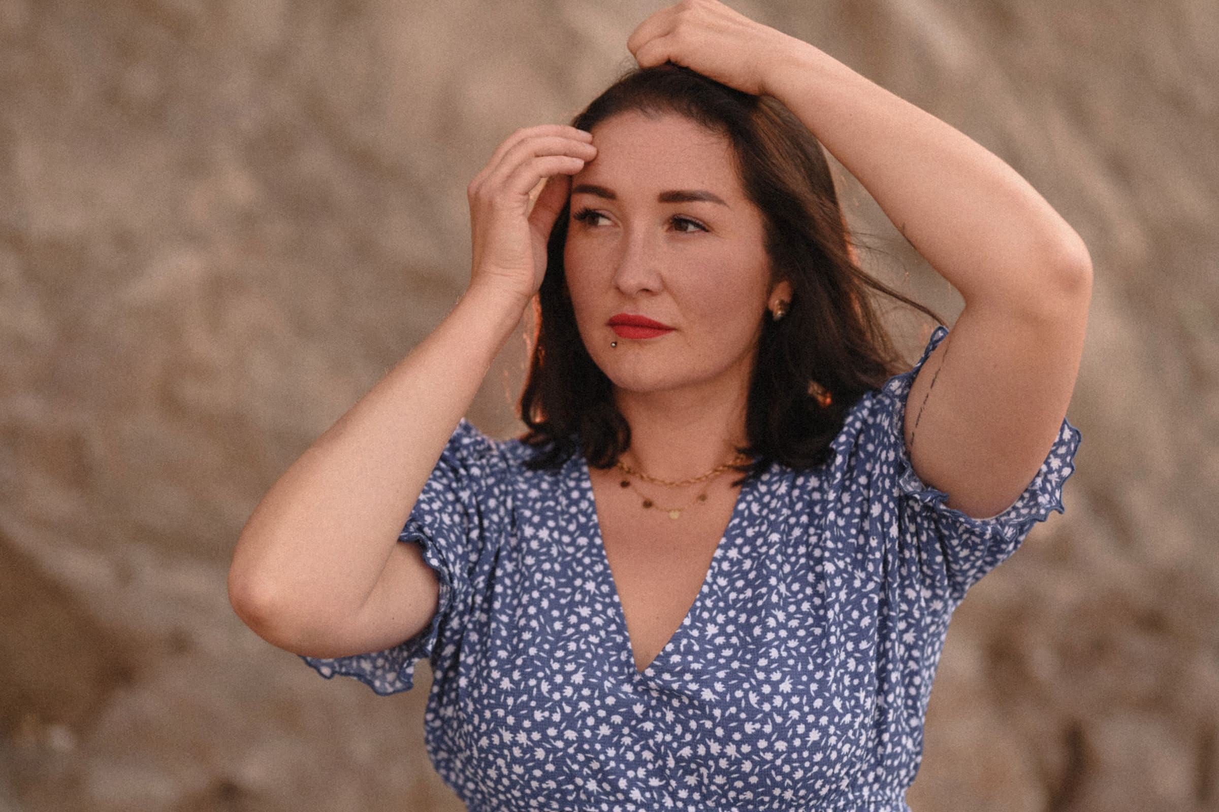 Die raue Schönheit Norddeutschlands als Bühne – Wind in den Haaren, weite Strände oder mystische Wälder. Natürliche Porträts mit Tiefe