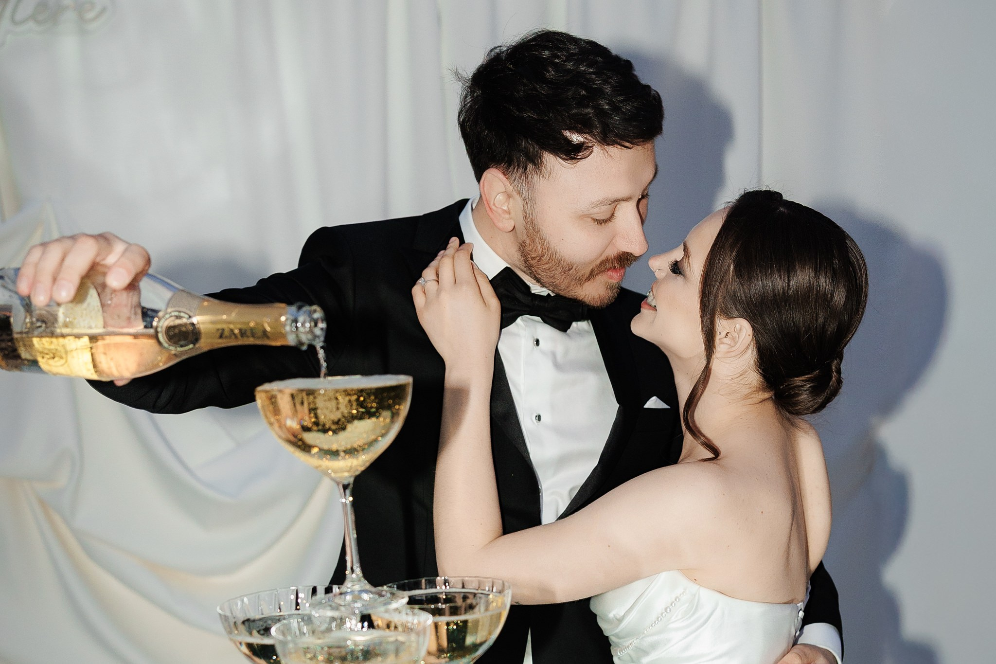 Pachete foto nuntă București. Pachetele mele foto sunt create special pentru mires și miri din București care își doresc calitate, profesionalism și o experiență fără stres. Indiferent de dimensiunea evenimentului, găsești un pachet adaptat nevoilor tale.