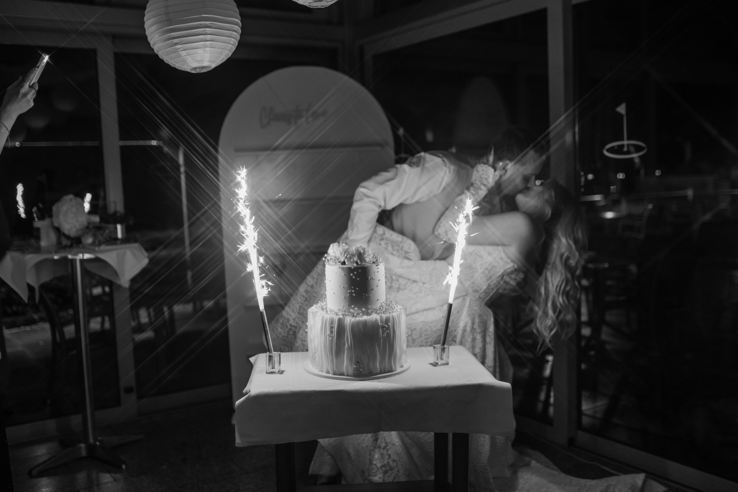 Kuss nach dem Tortenanschnitt – romantischer Moment voller Freude