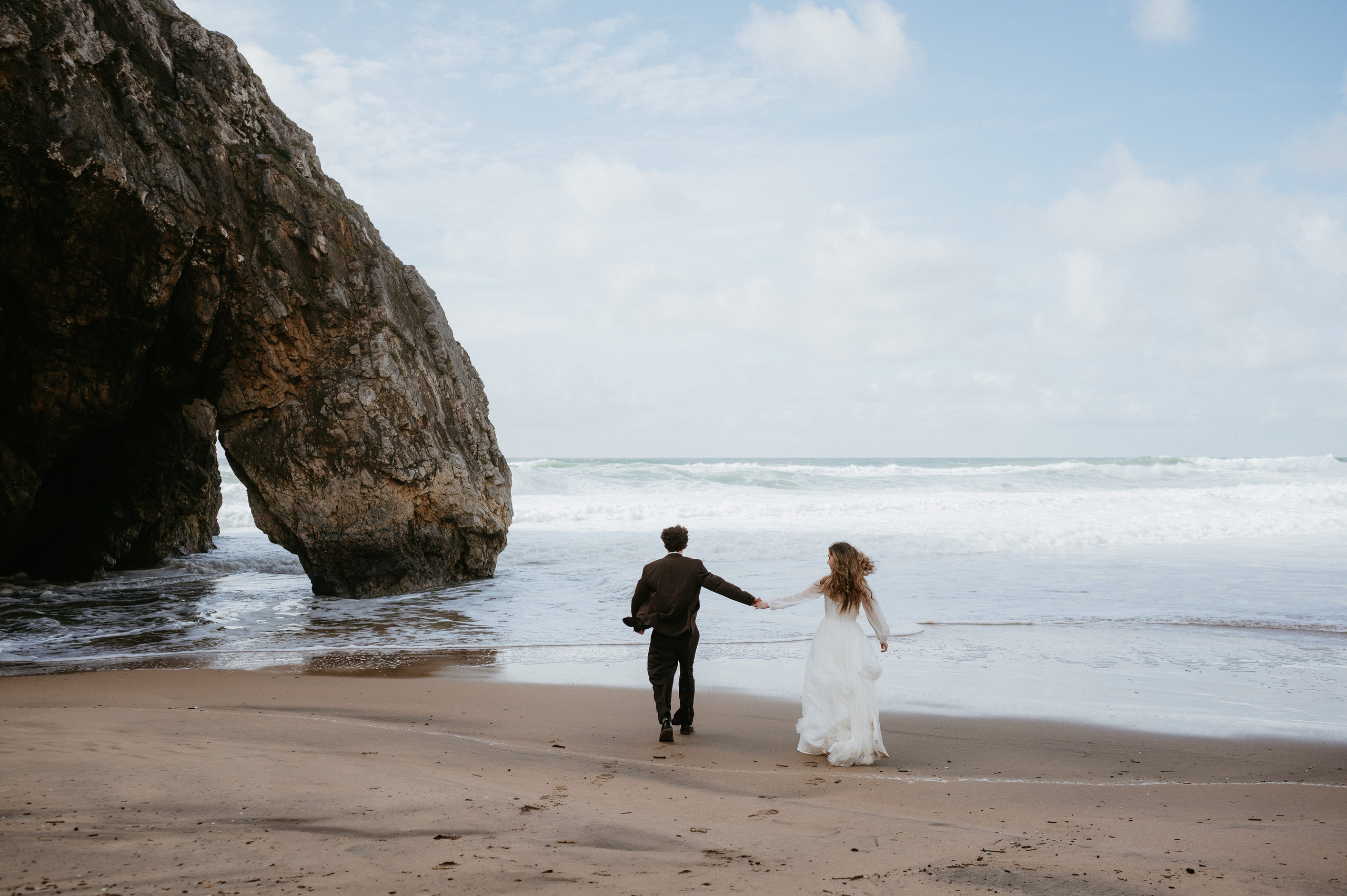 Ședință foto de nuntă pe plaja Adraga – emoție la malul oceanului Atlantic. Valentin Melen — wedding photographer